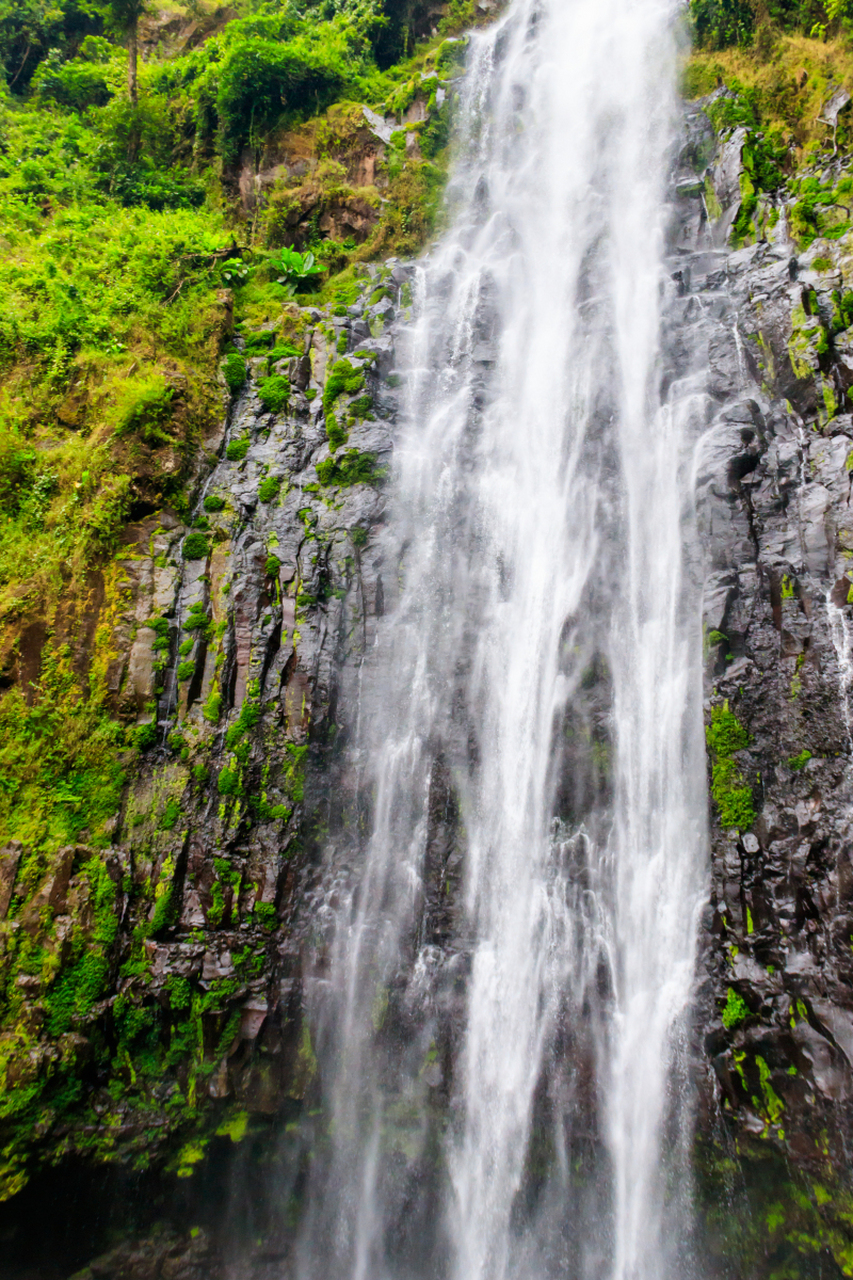 飞流直下三千尺疑是银河落九天意思(飞流直下三千尺 疑是银河落九天是