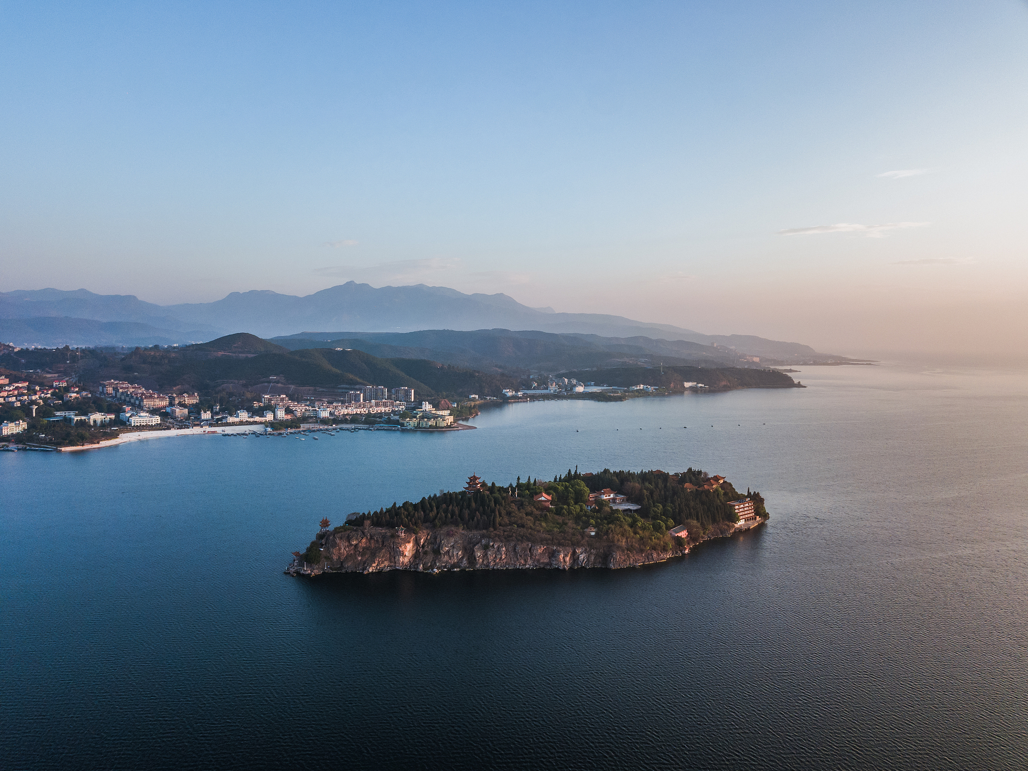 神秘消失的古滇国,真的在抚仙湖底吗?湖底雄伟宫殿又是何人所建