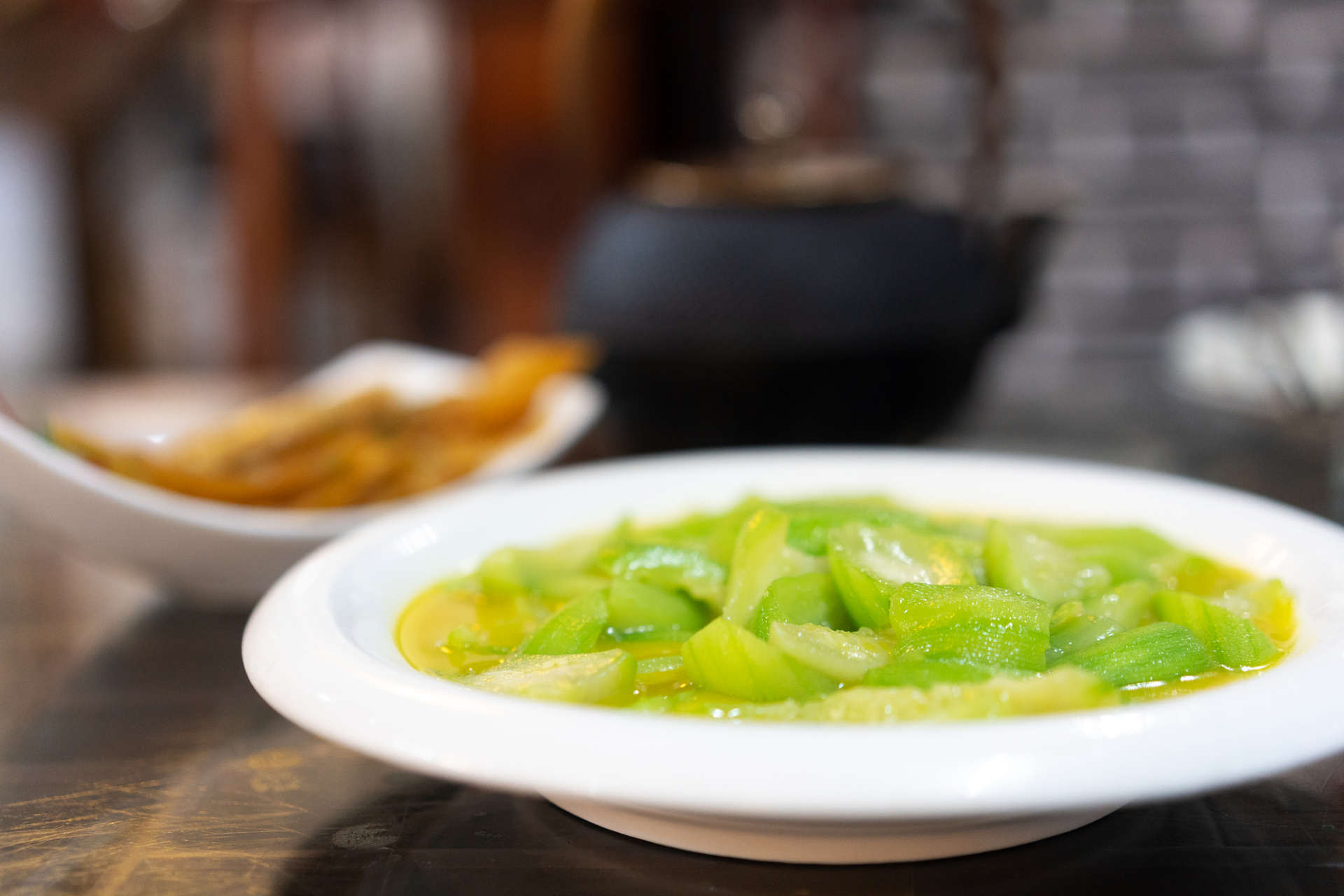 大家好,今天我要为大家分享一道夏日必备的家常菜——丝瓜炖豆腐.