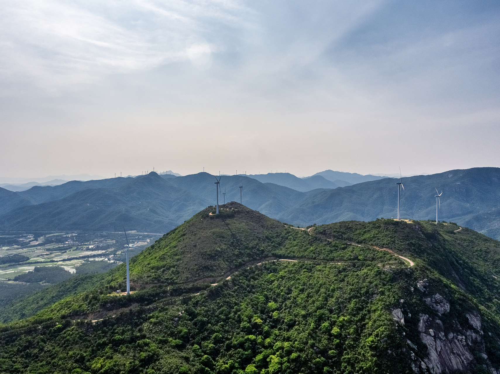 龙王尖山寨遗址位于武汉市黄陂区李集镇东北与长轩岭镇西的交界处