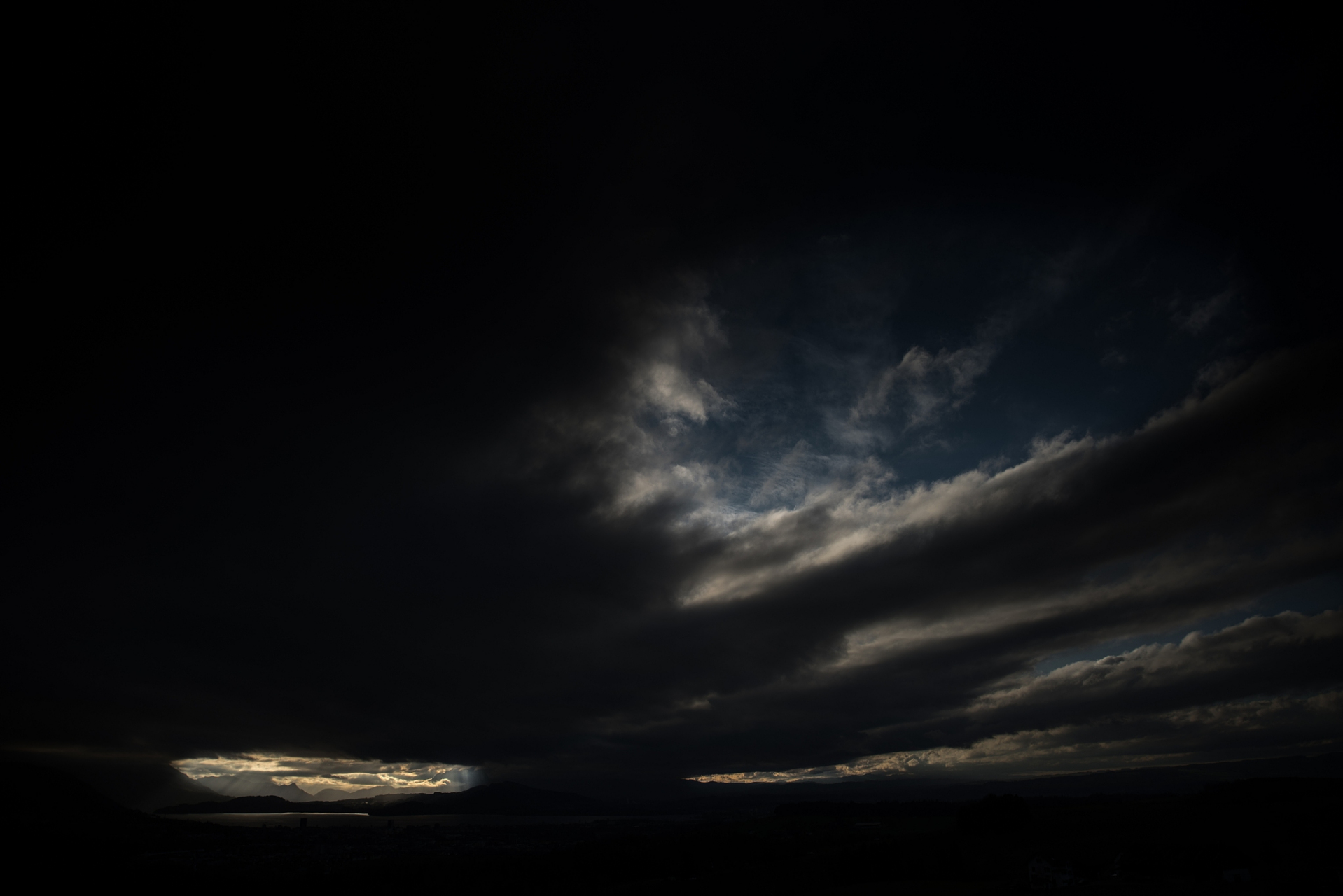 暗无天日,形容在反动势力统治下的社会黑暗;这个成语出自清代李宝嘉