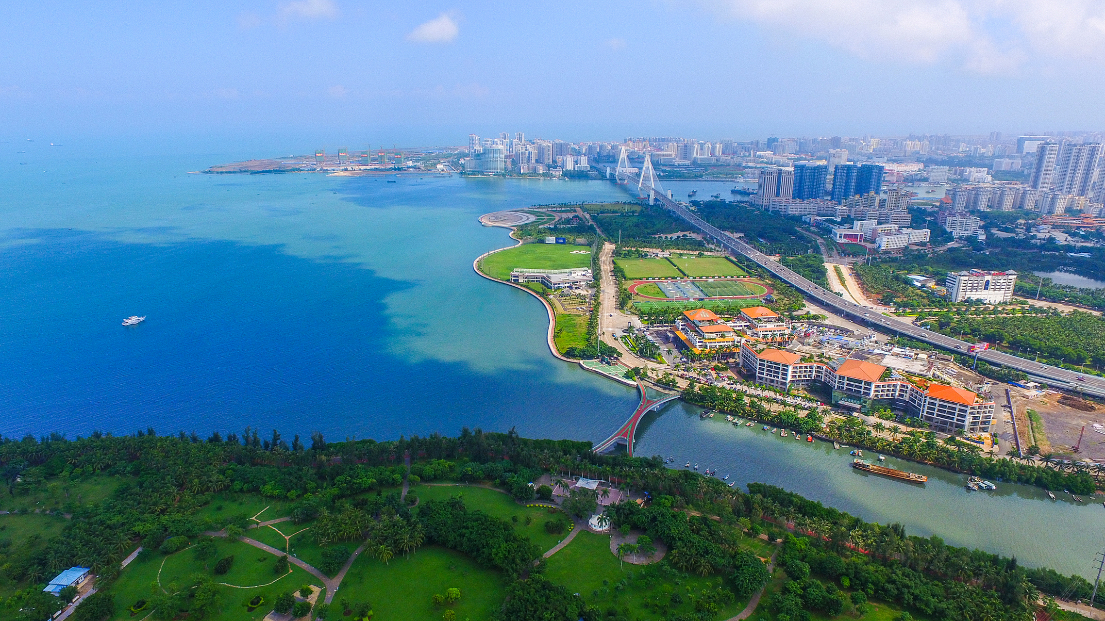 小众旅行地奇遇分享# 海口是海南省的省会城市,拥有许多美丽的景 .