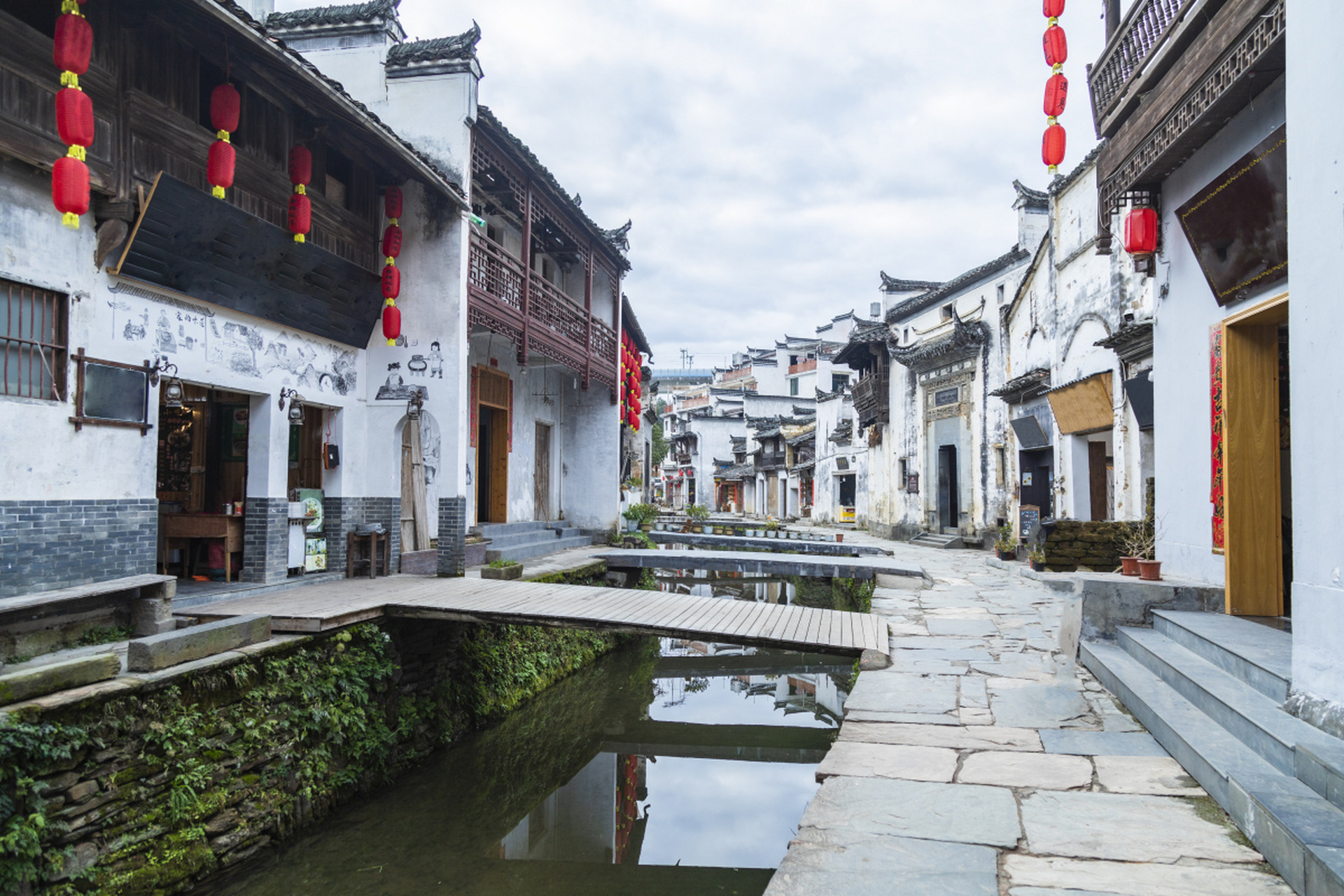 推荐景点:歙县棠樾牌坊群—歙县徽州古城—歙县阳产土楼—徽州区