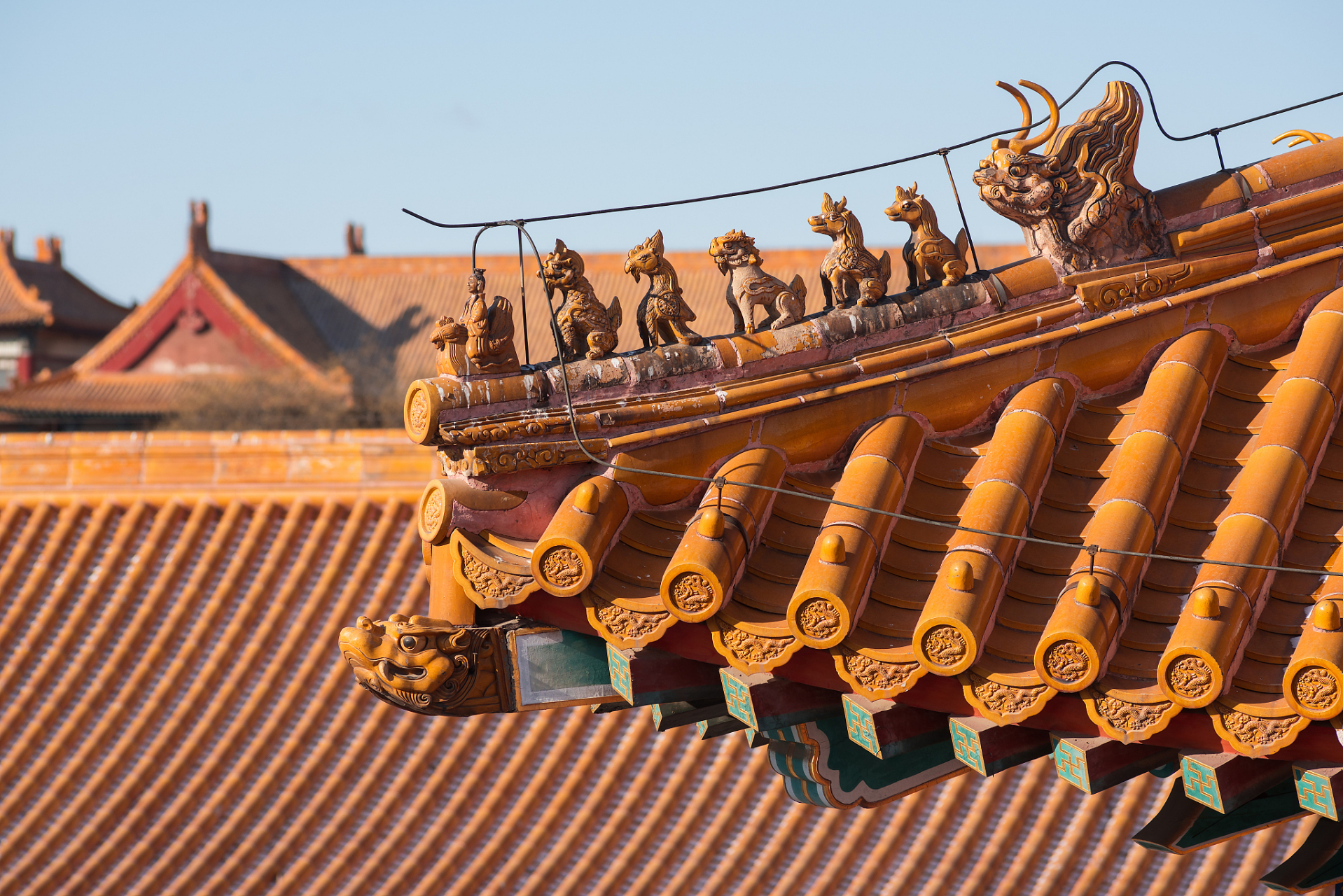 在建筑物的屋脊上,常可见到许多神态各异的小兽.