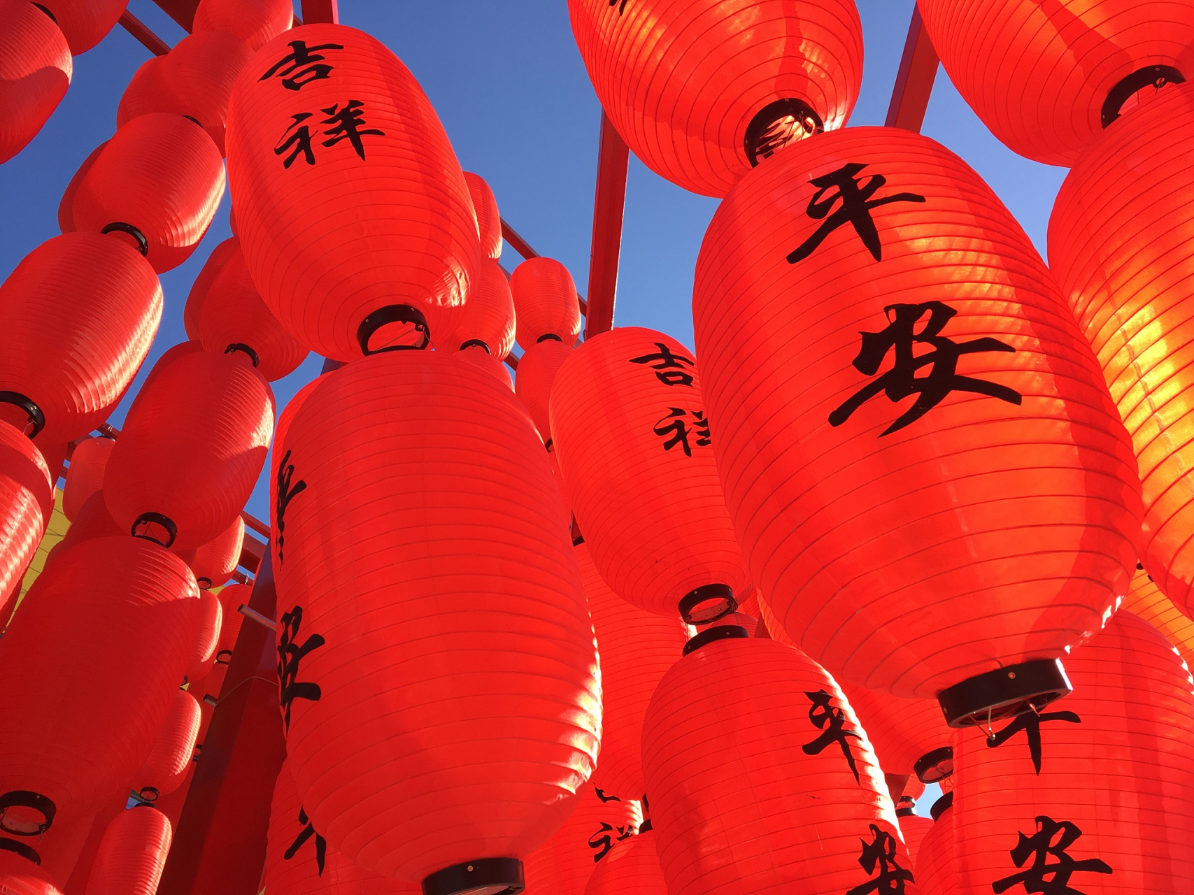 元宵节是中国传统情人节,象征着团圆和爱情.