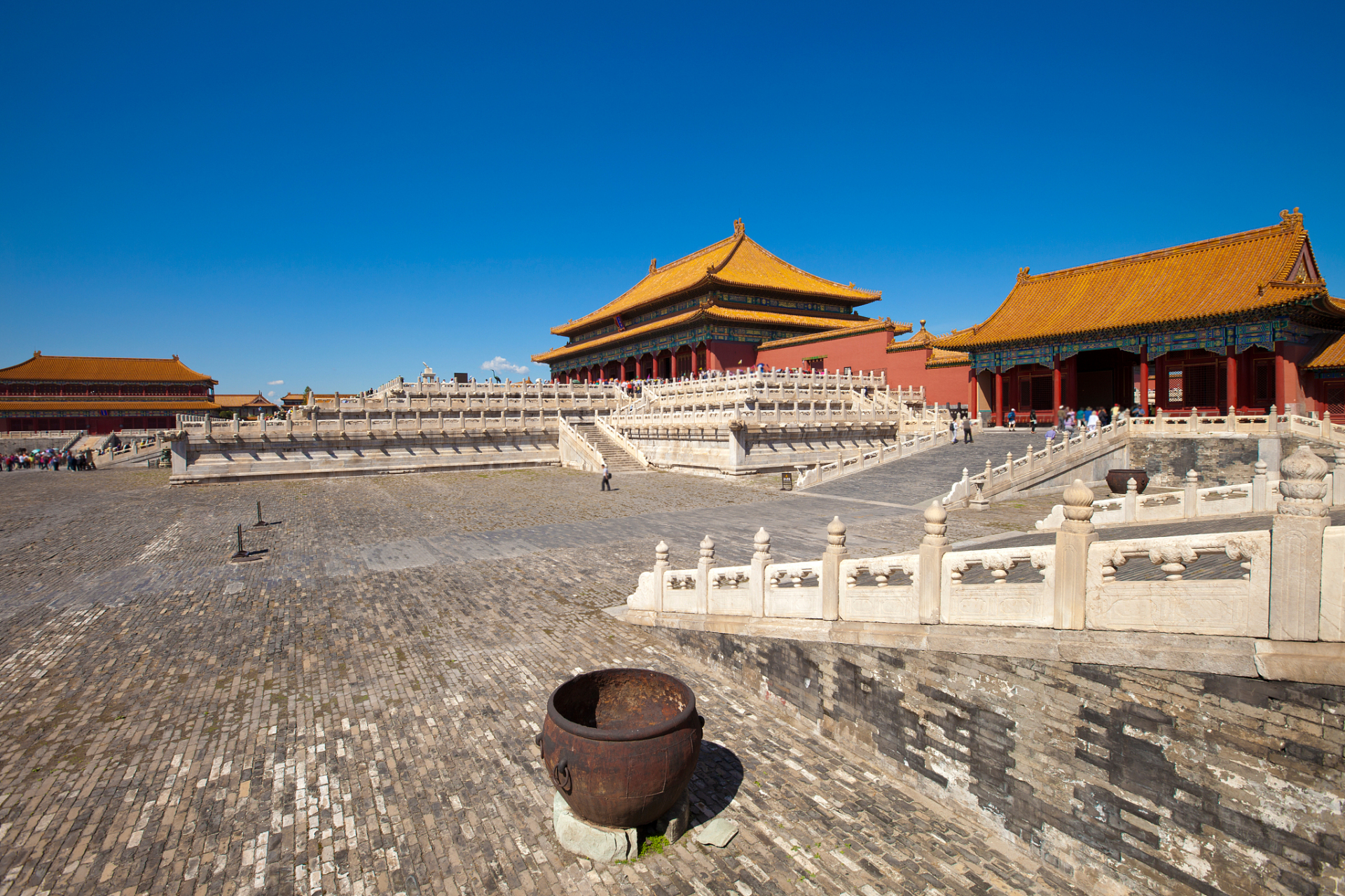 故宫博物院:中国古代宫殿建筑的代表,位于北京市中心.  2.