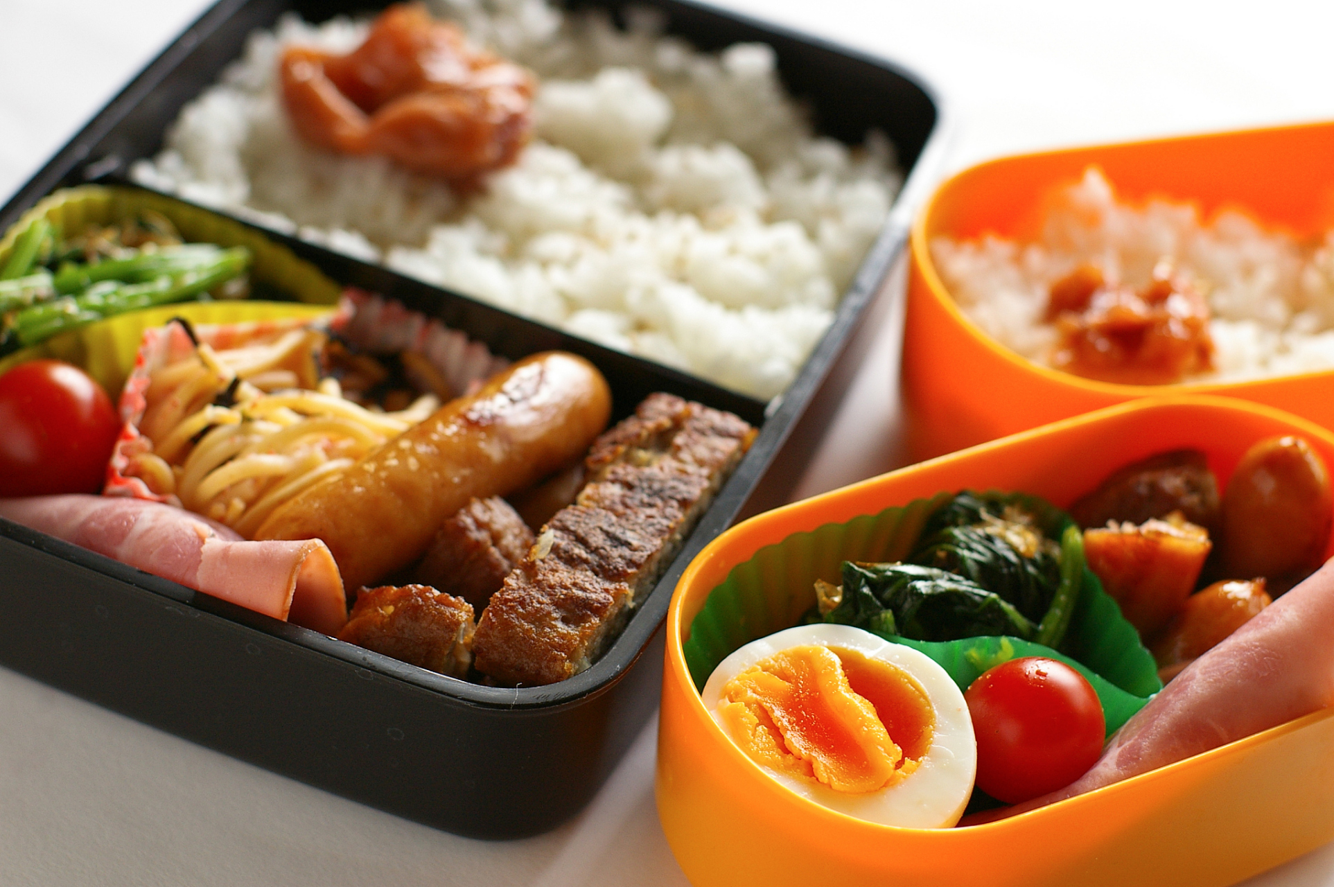 盒饭姐卖10元盒饭30多个菜随便吃  想象一下,一家快餐店,菜品种类多达