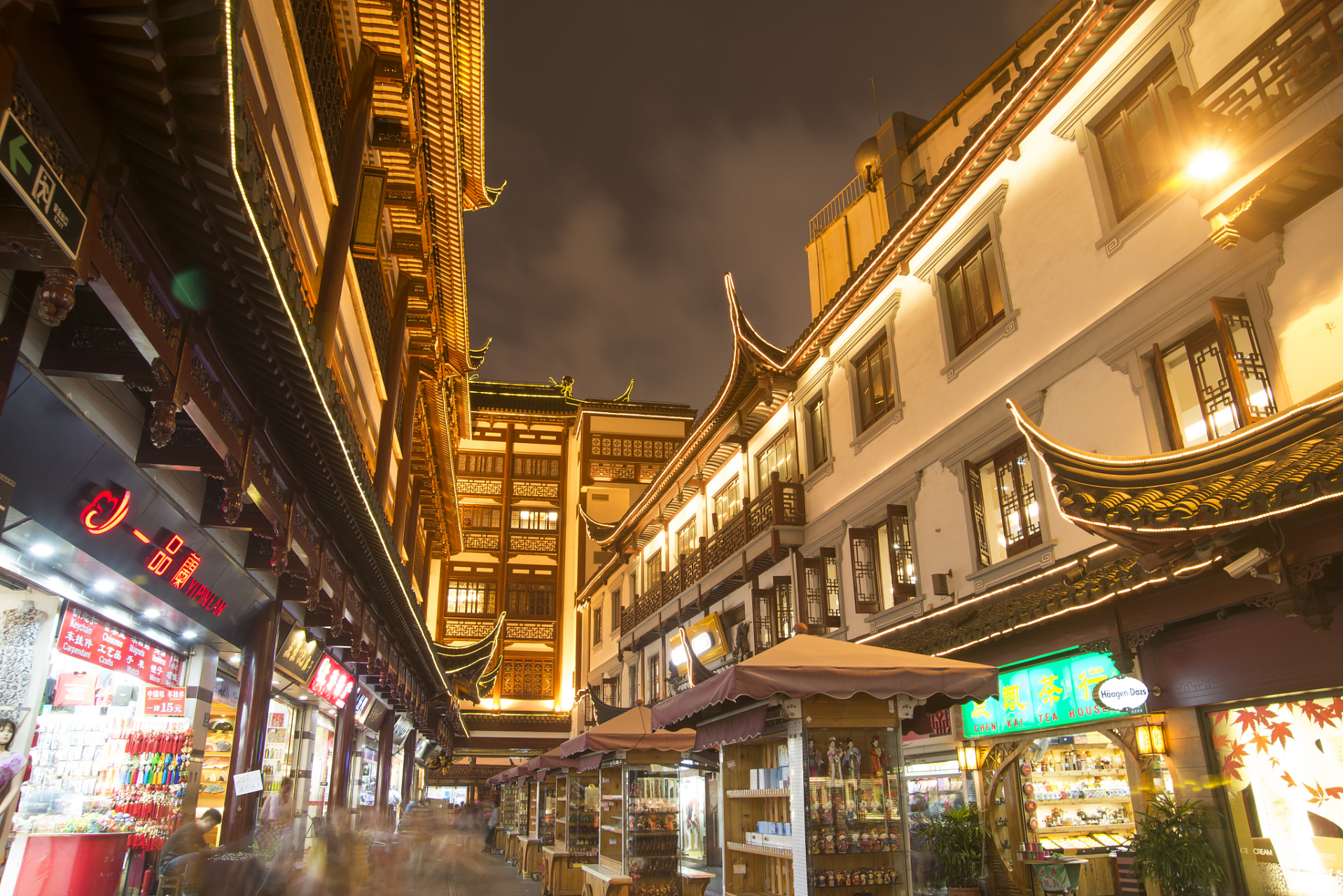 上海城隍庙美食街是一片繁华的食街,慢品人间烟火色,闲观万事岁月长