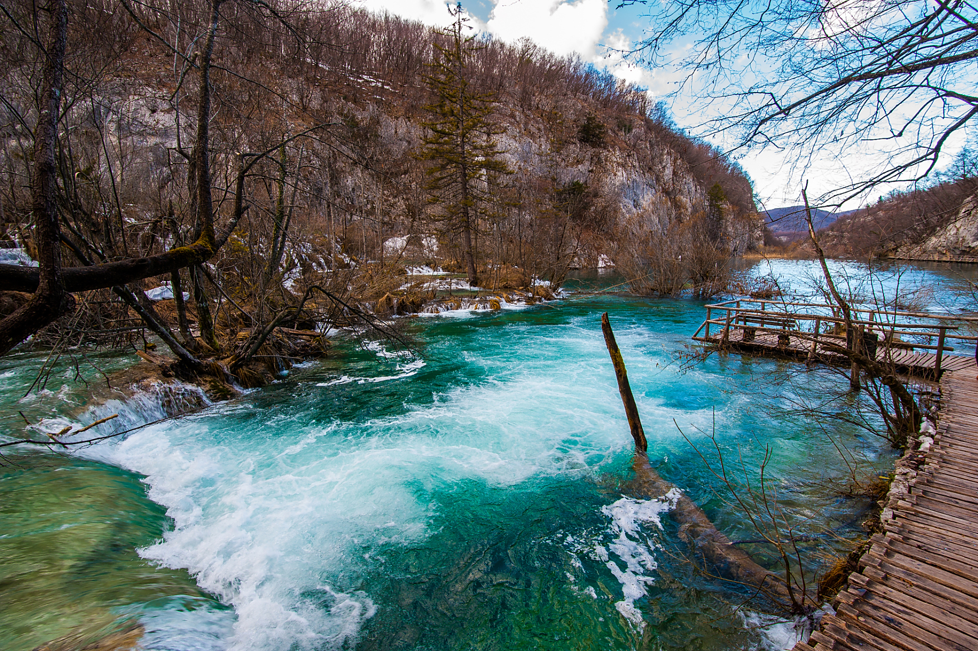 螺髻山之名来源于与峨眉山的"姊妹"关系,"峨眉山似女人蚕蛾之眉,螺髻