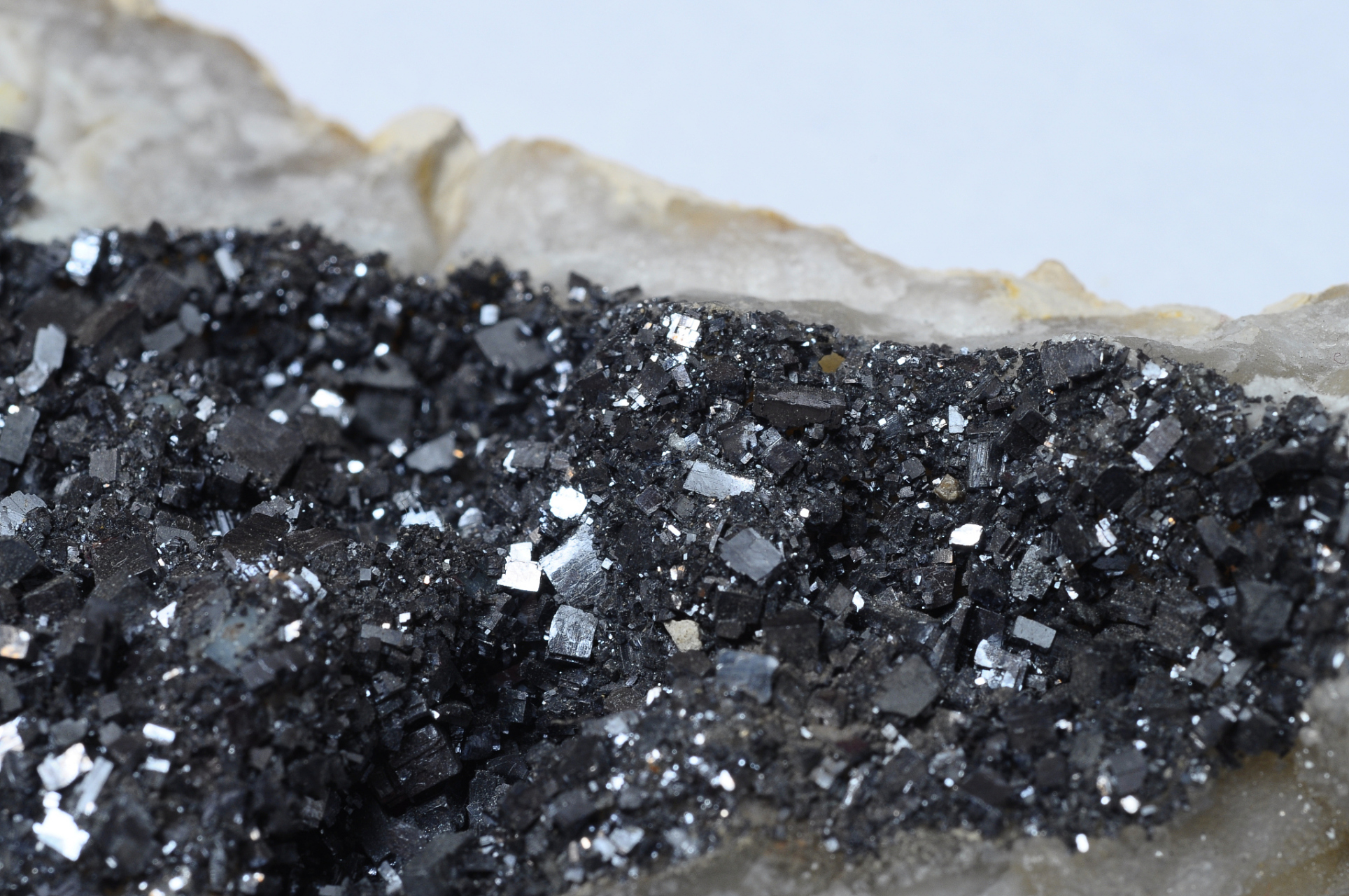 【硅料价格持续上涨电池不涨反跌 光伏产业链价格再生变?