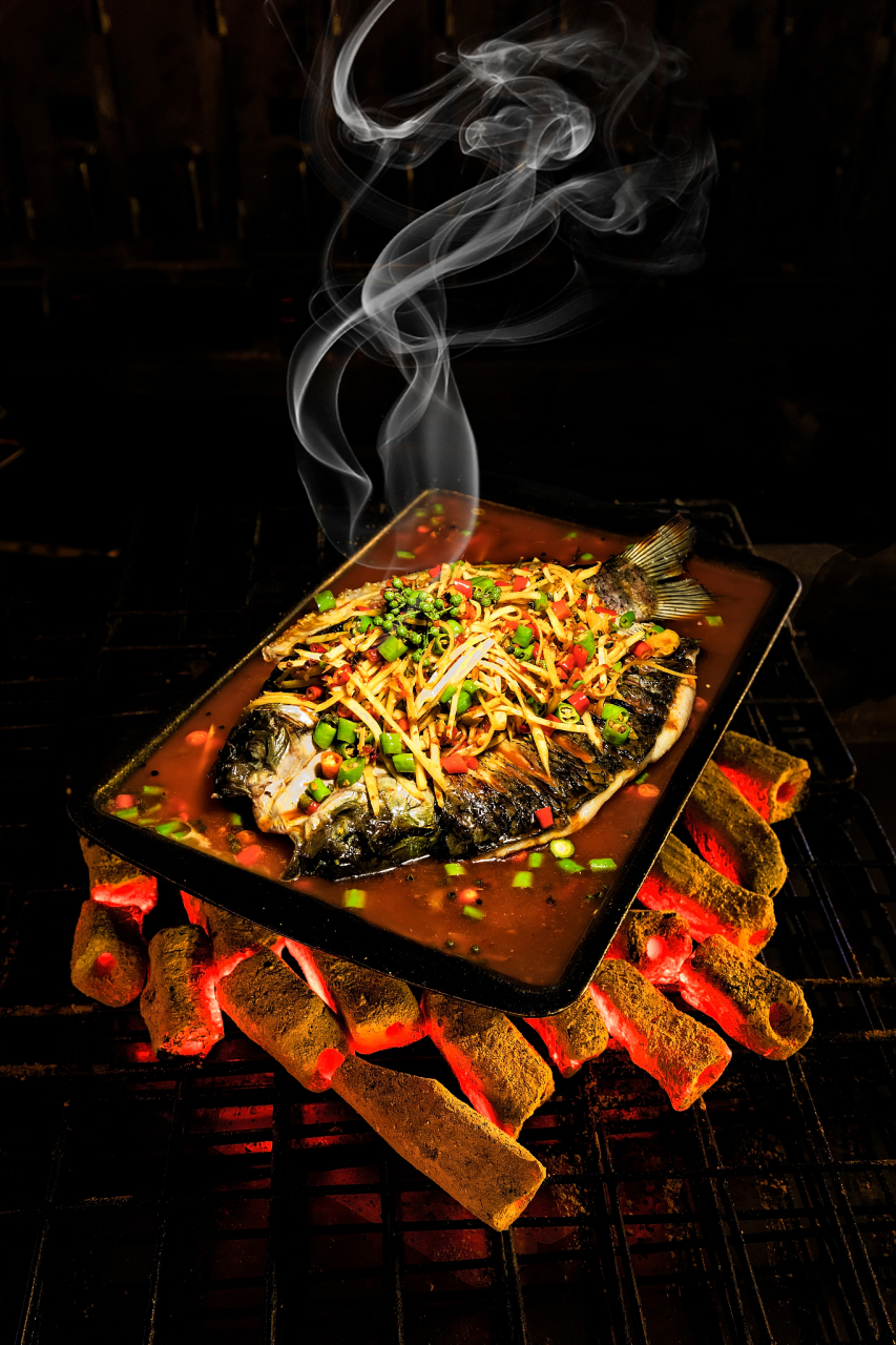 水库鱼肉质很结实,木炭烤的带有有点炭火香味,还有配菜豆芽,金针菇