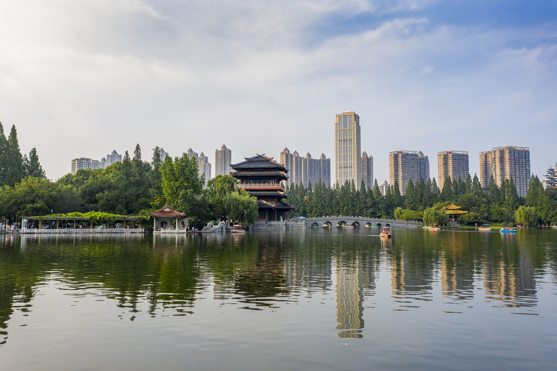 合肥大名湖城,位于安徽省合肥市蜀山区,是一座集居住,商业,文化,休闲