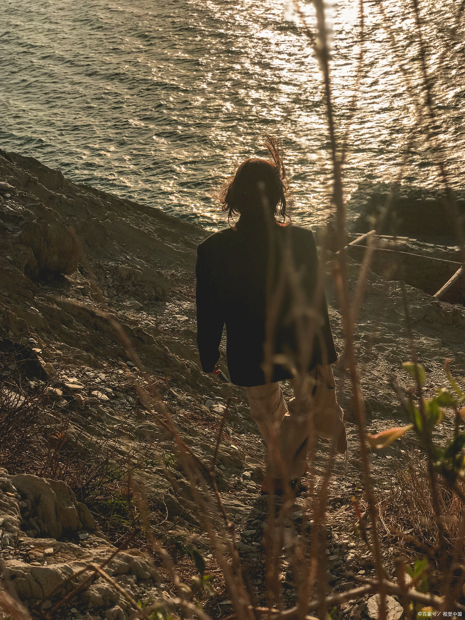 境的图片女人伤心孤独的人走在了森林女子离开的背影图片农村伤感文案