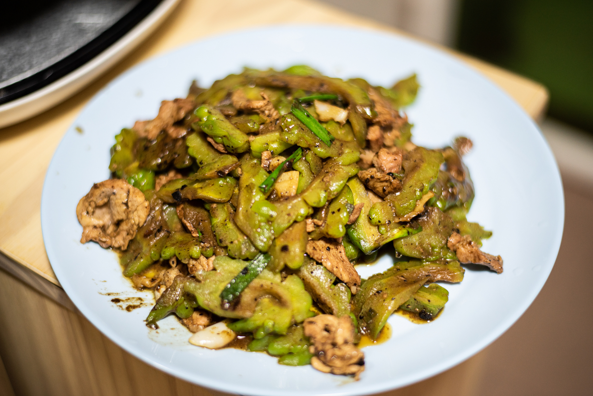 大家好,欢迎来到壮乡美食课堂,今天教你一道家常菜,牛肉苦瓜怎么炒才