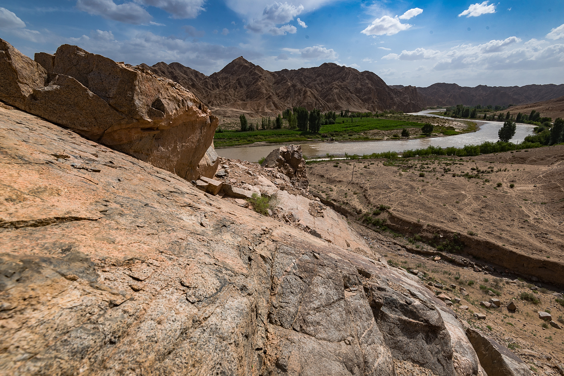 河西走廊是位于中国西部的一条历史悠久的战略通道,包括甘肃省的武威