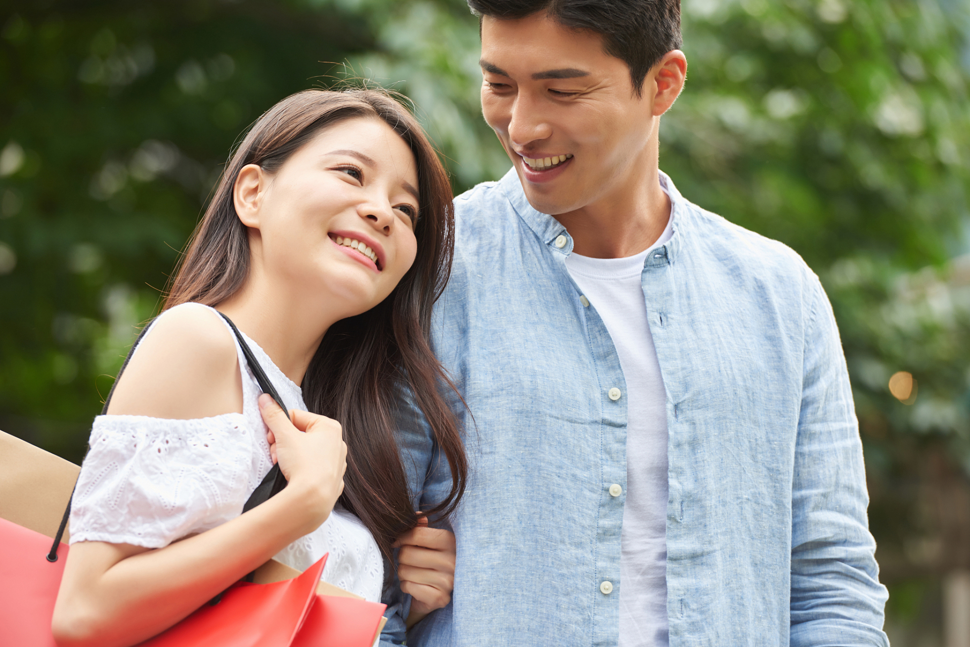 中年女人想与你发生关系,往往会有这8个表现,意会不到就错过了.