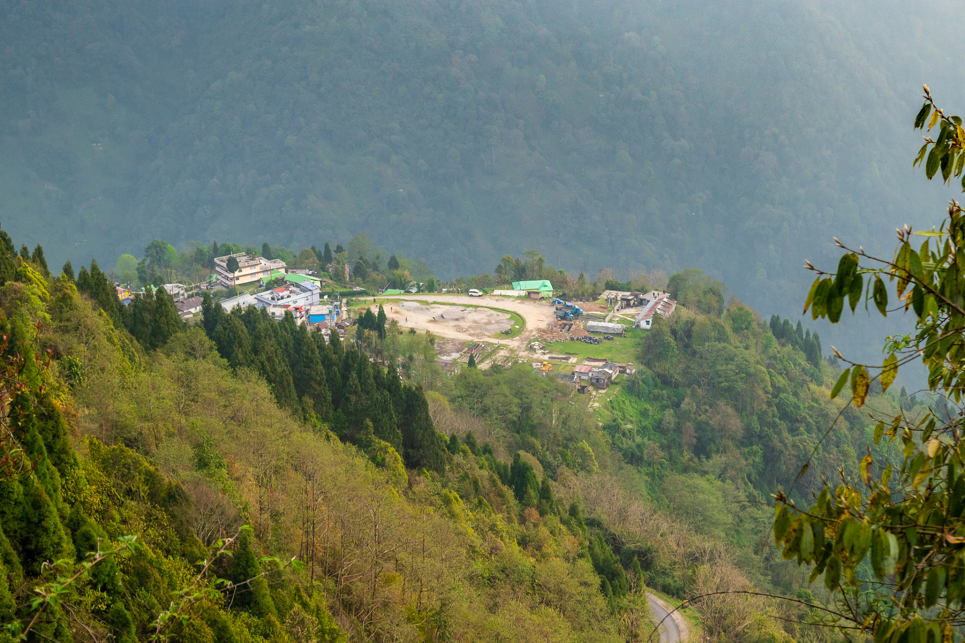 武定狮子山,位于云南省楚雄彝族自治州武定县城西郊约3公里处(盘山