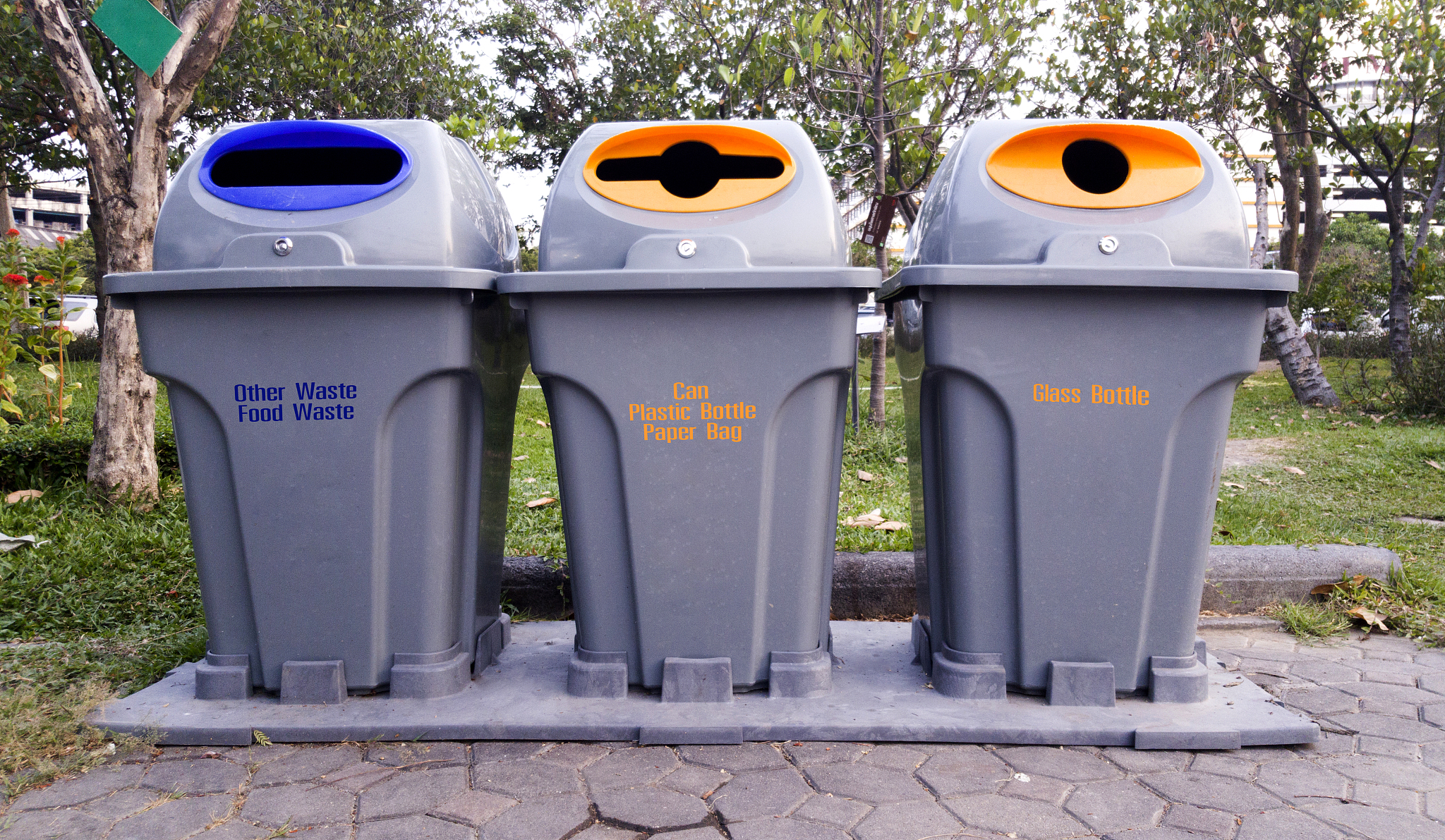 还在用普通垃圾桶?赶快来试试这种新型垃圾桶