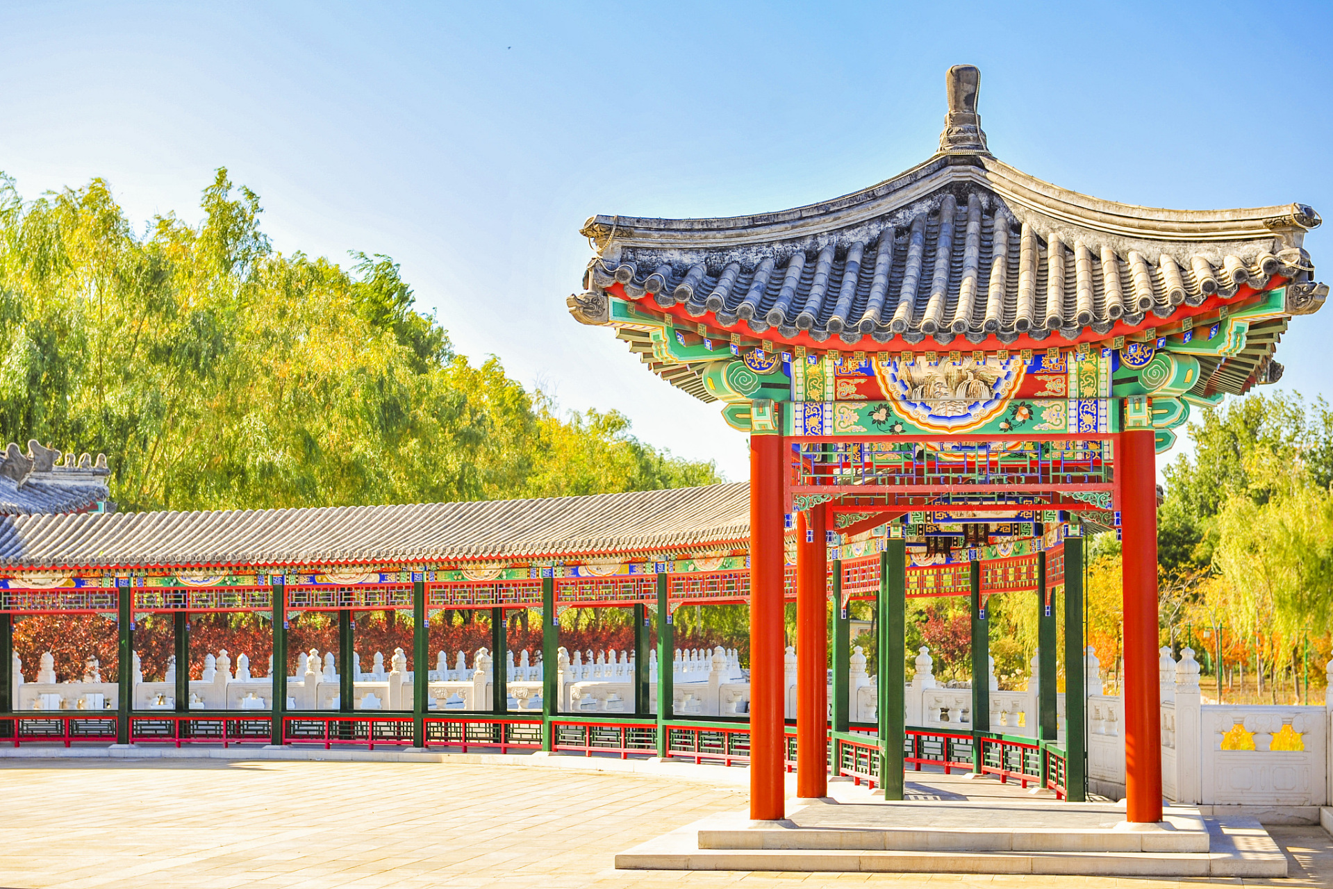 它通常由多个柱子支撑,形成一条长廊,供人们行走和休息.