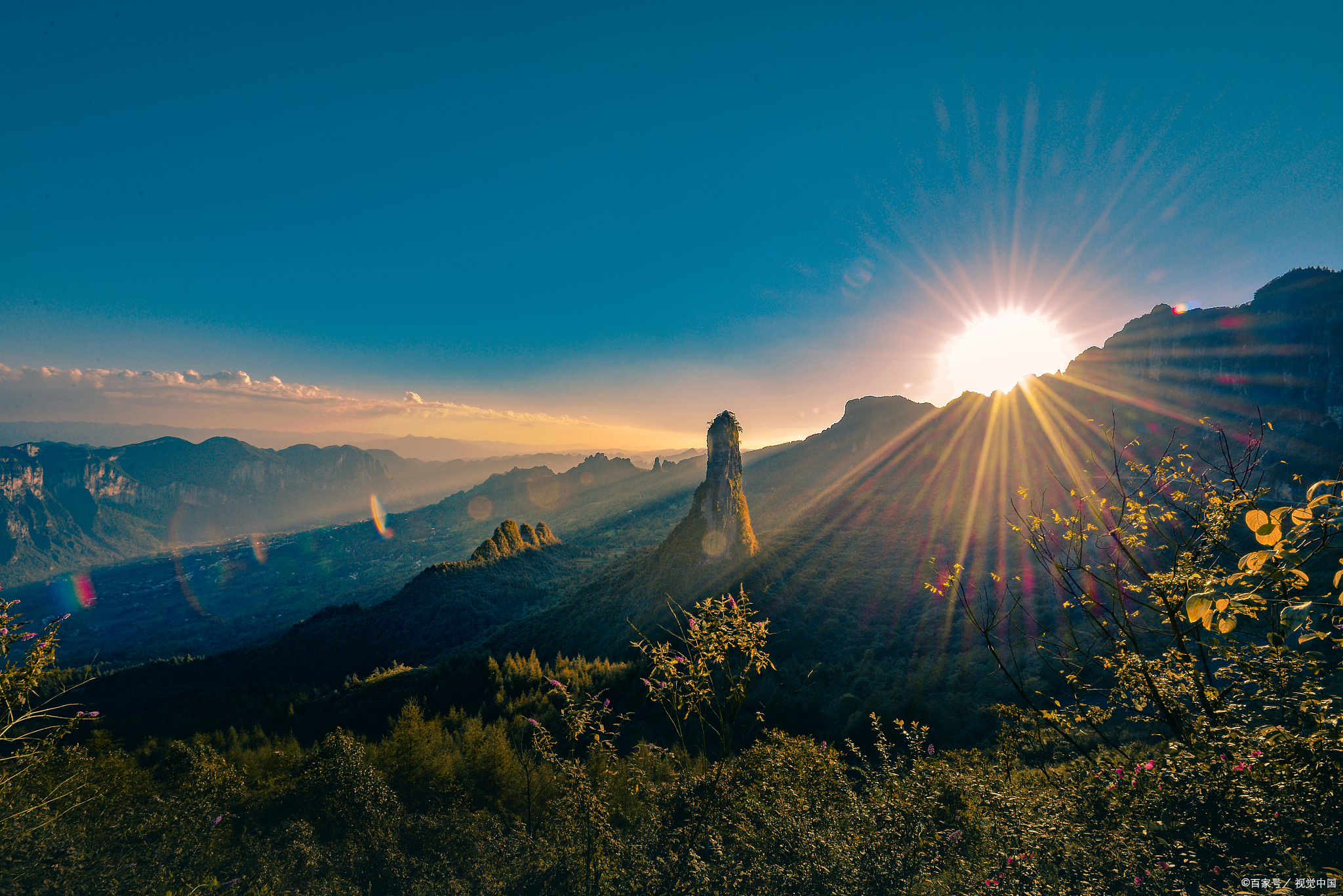 恩施常年平均温度在16℃左右,被称为"天然氧吧",是炎热夏季,乘凉的