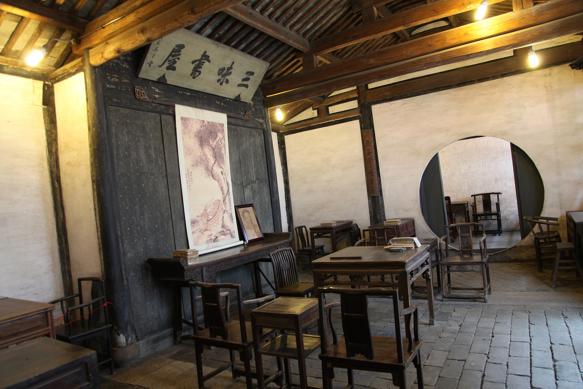 仿写的内容主要描述了不同场景下的自然景物和动物