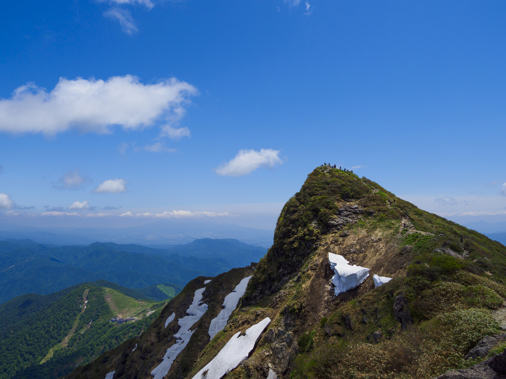 乌蒙山国家地质公园位置在贵州省六盘水市,地处少数民族聚居的"滇,黔
