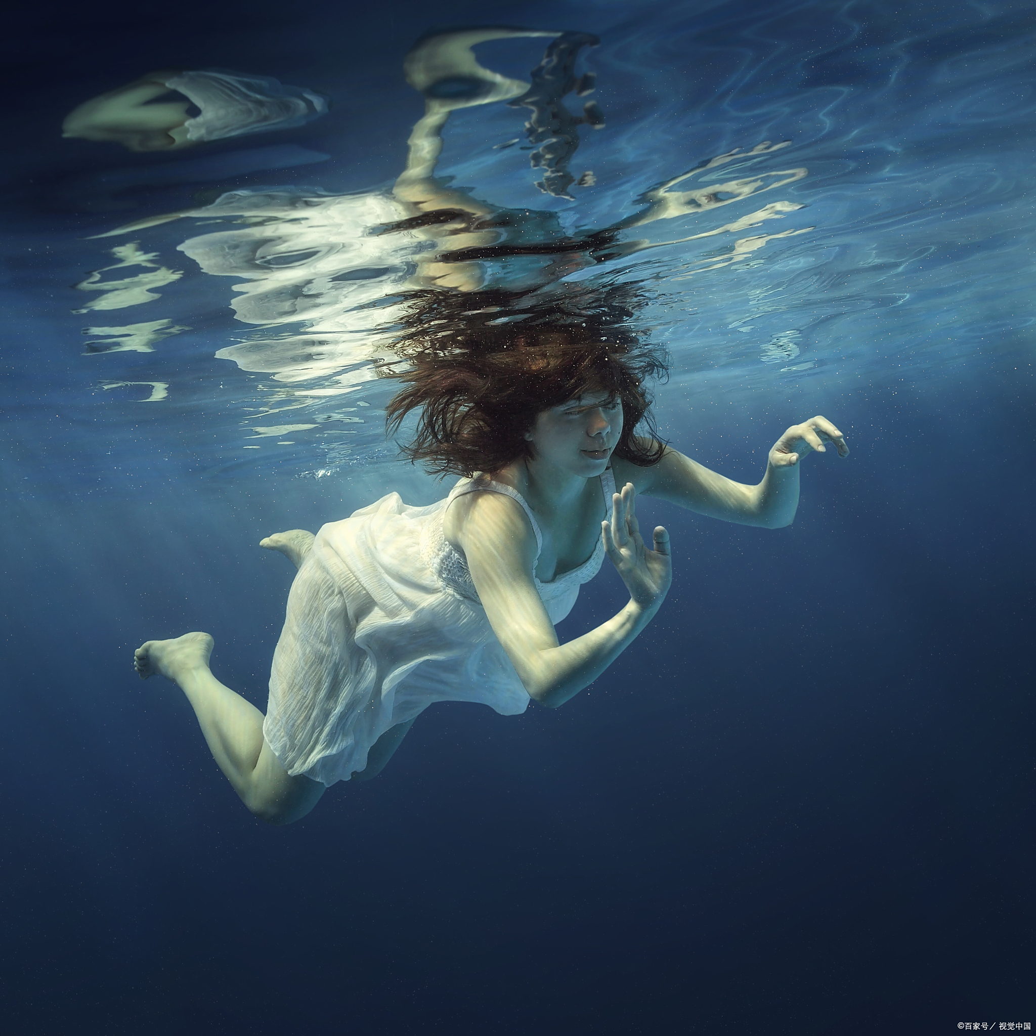 上的素材图片沉入水中绝望图片美女光脚沉入海里女生沉入海底伤感图片