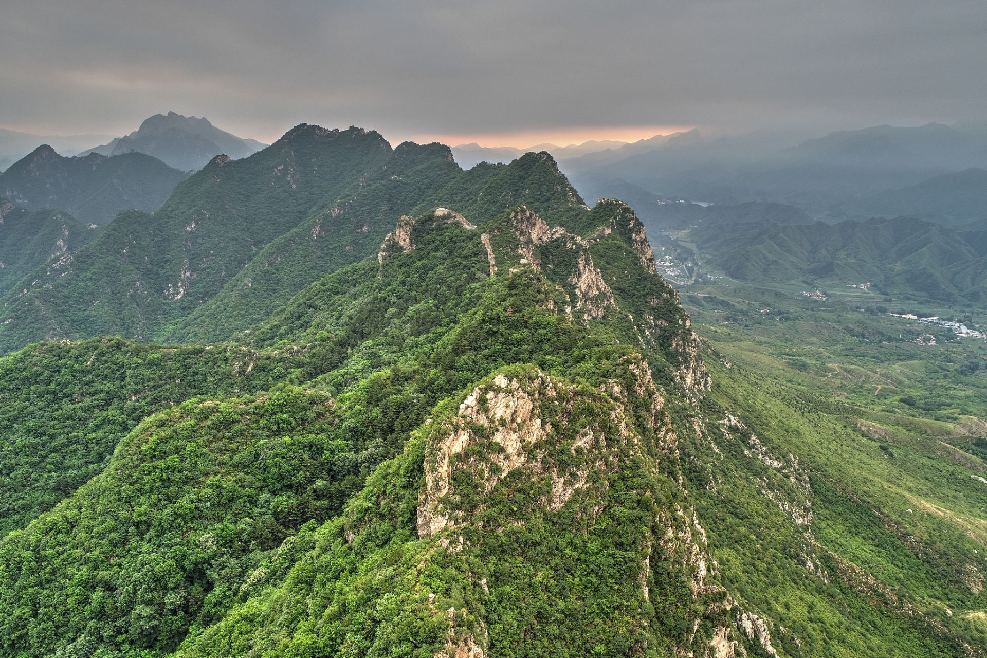 包括龙架山国家森林公园,龙里大草原,莲花洞,猴子沟,青岩古镇,飞云洞
