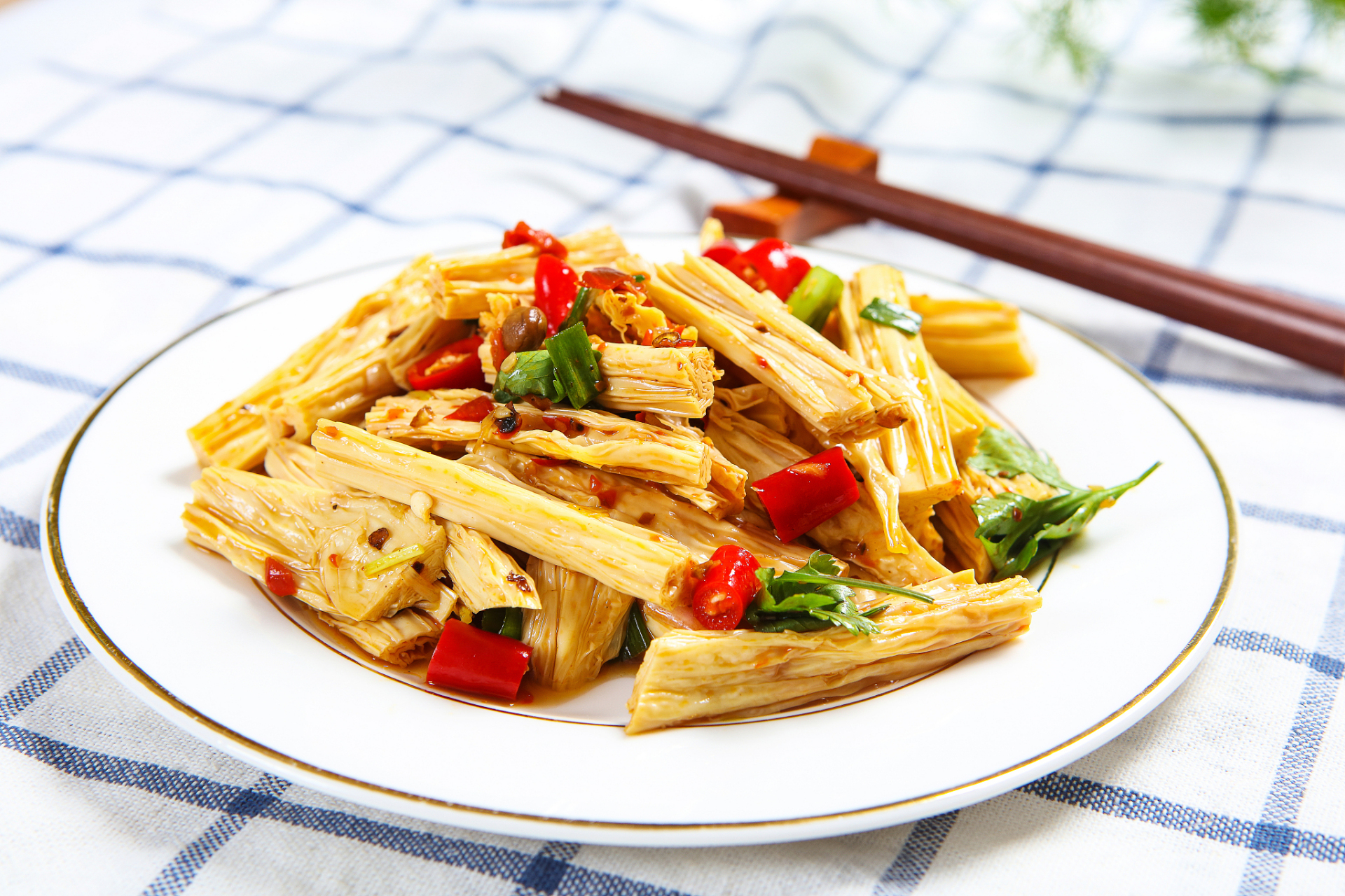 同时,腐竹的制作工艺简单,烹饪灵活,可以制作出各种创意菜肴和小吃