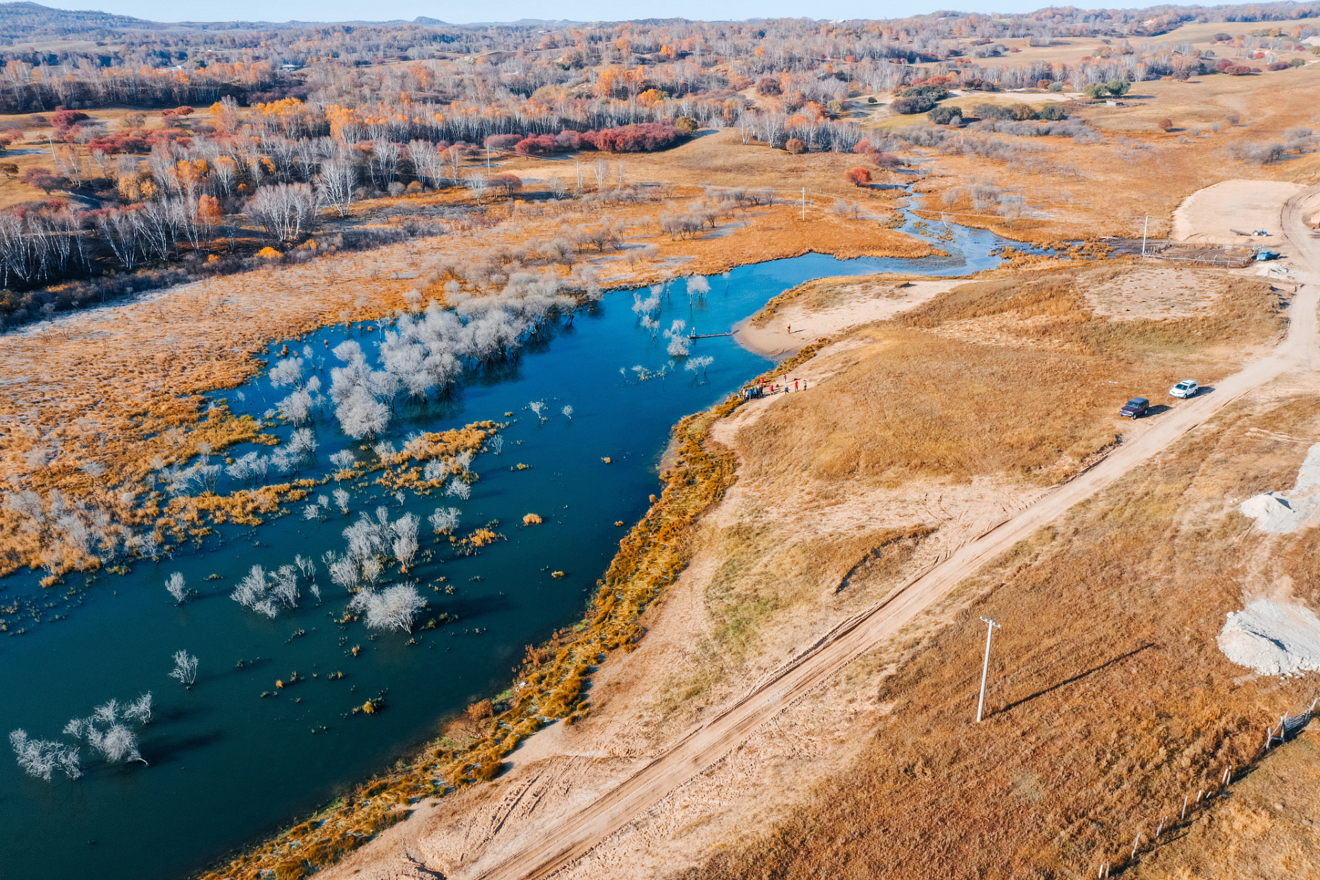 塔里木河:新疆的生命之河与沙漠绿洲  塔里木河位于我国新疆地区,被誉