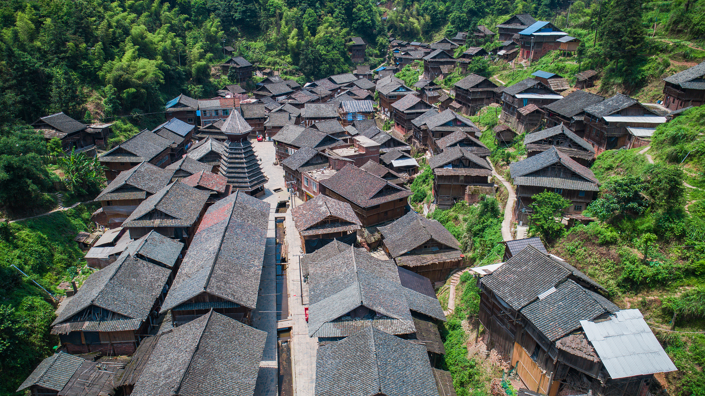 今天,就让我们一起踏入贵州季刀苗寨,探索这片充满古老魅力的苗族世界