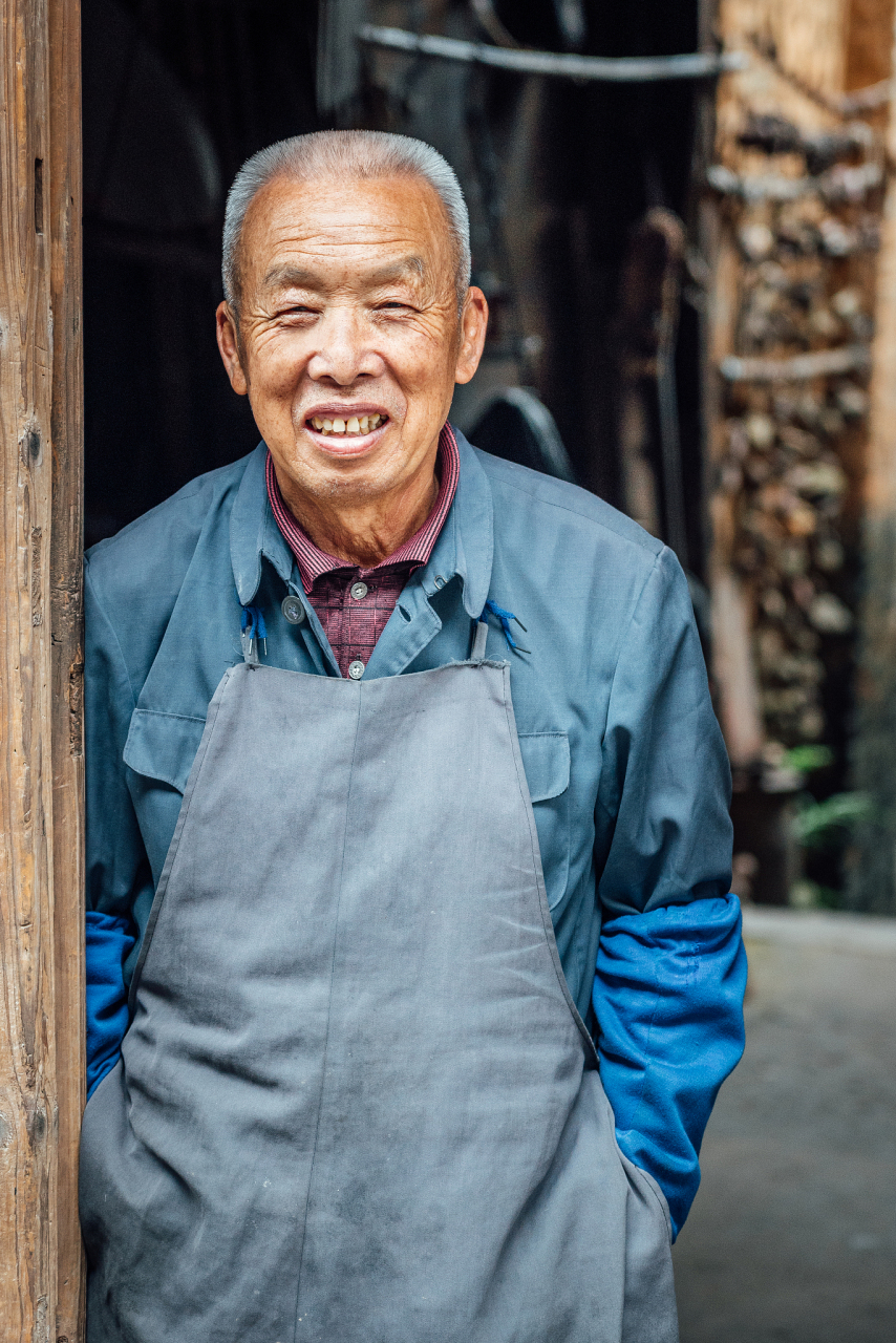 在我们的小区里,有一位老大爷每天都会早早地把水拉回来,然后在小区里