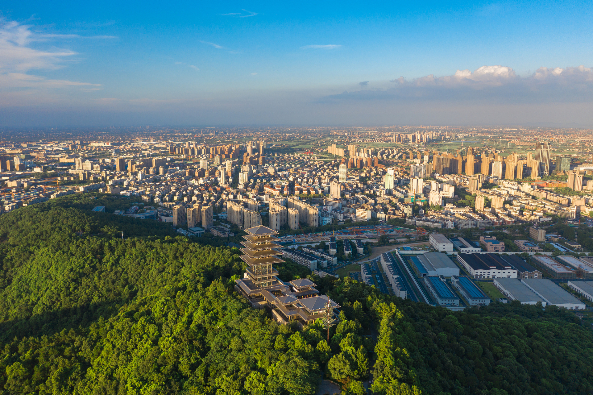 按道理,现在600多万年轻人处于失业状态,工作10年依