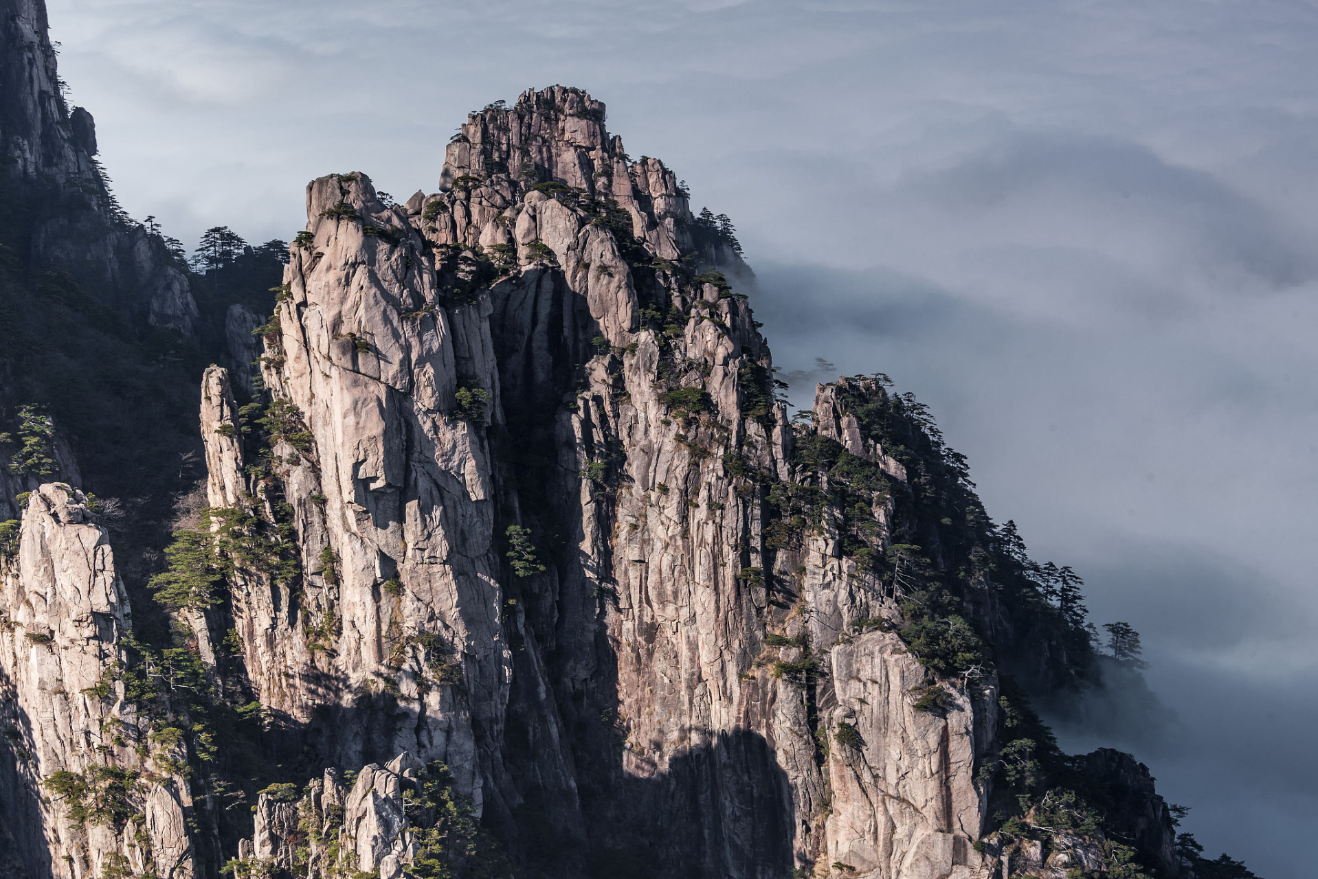 游客可以乘坐索道,游览景点,拍摄照片,体验黄山的壮丽和神秘.