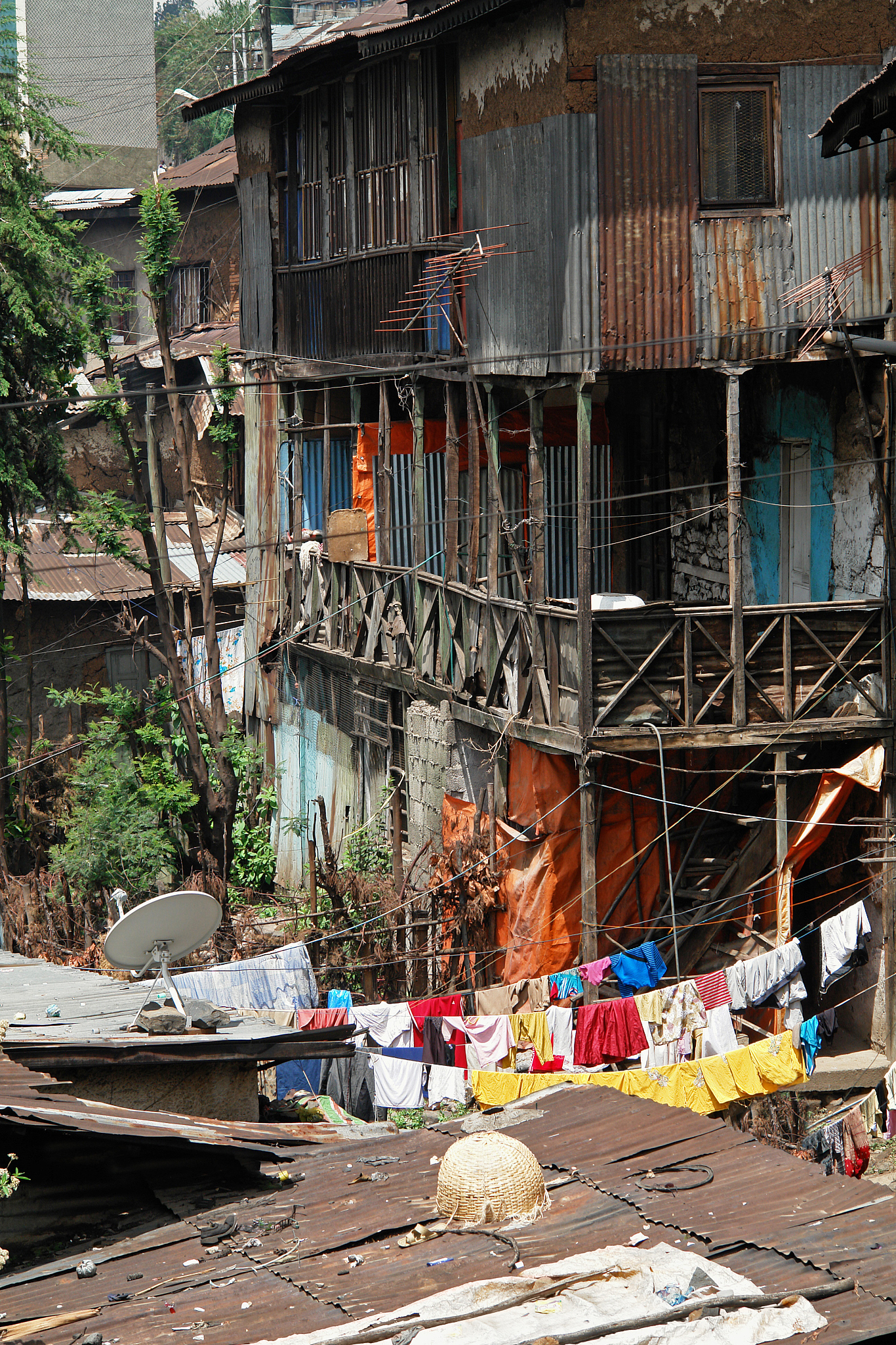 韩国首尔也有贫民窟,而且就在富人区对面,5平米能住3人