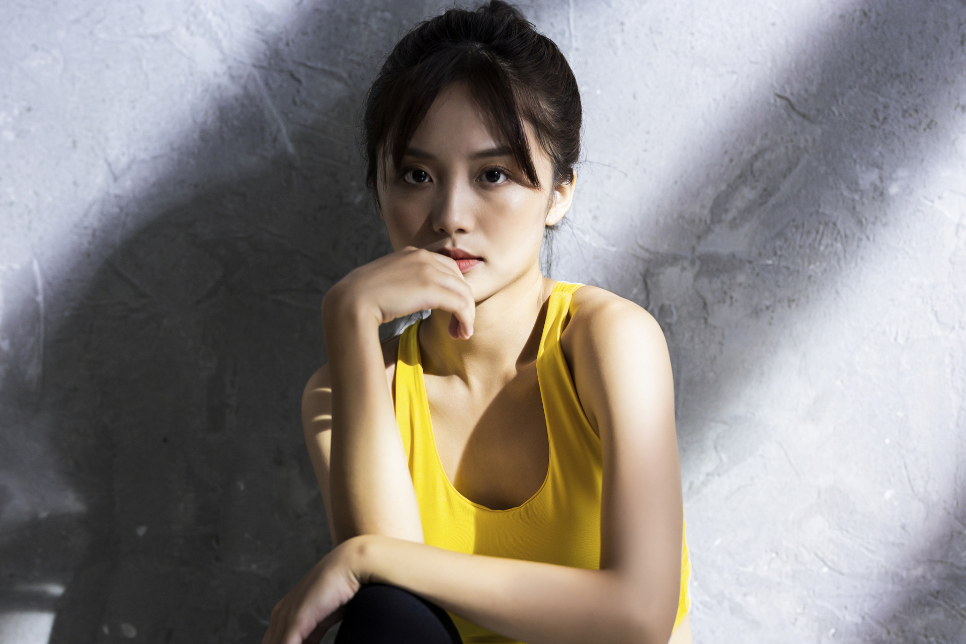 辛芷蕾身穿银色亮片吊带裙,展现出了她性感火辣的身材.