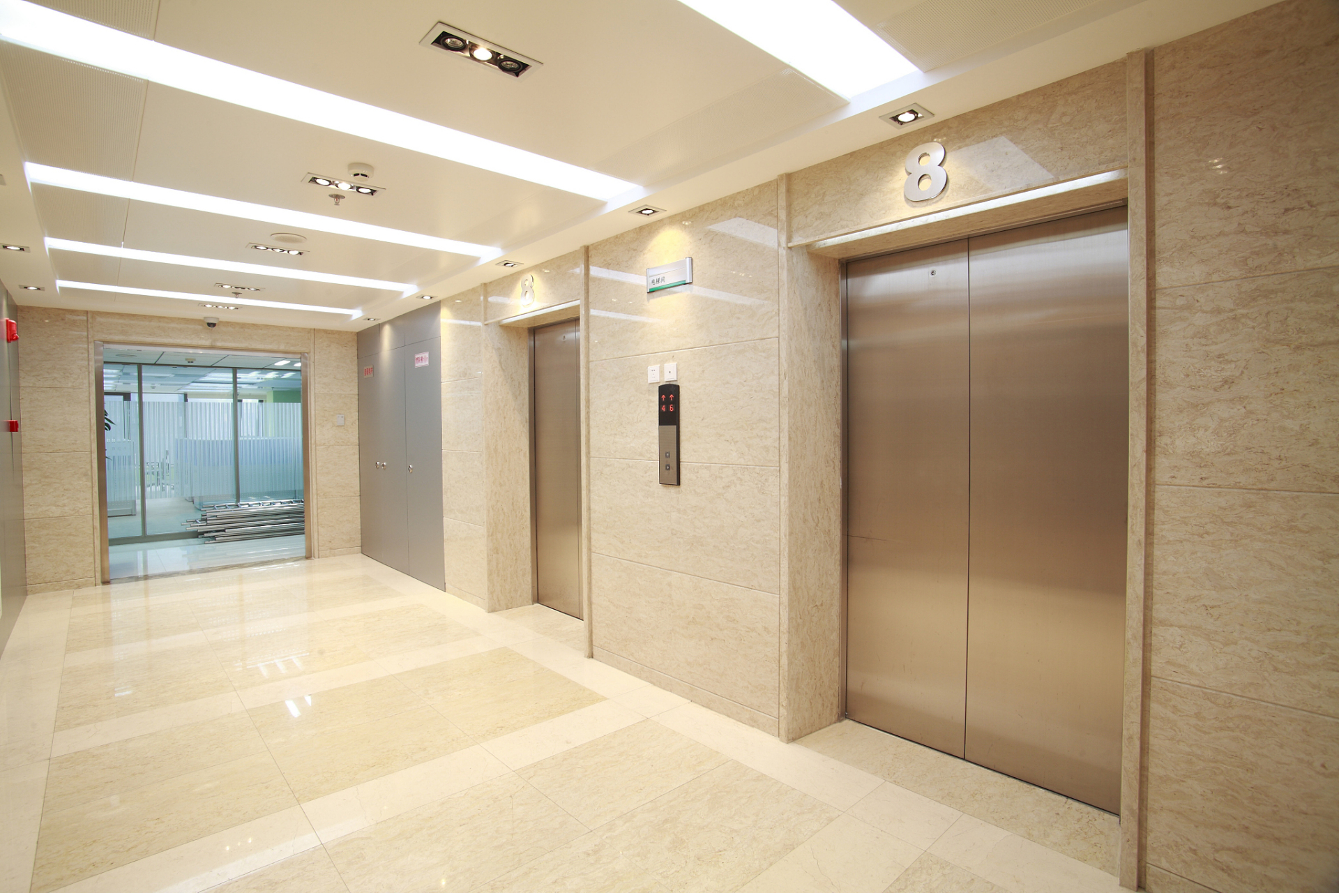 电梯轿厢带扶手的作用如下:  11566 方便乘客上下电梯.