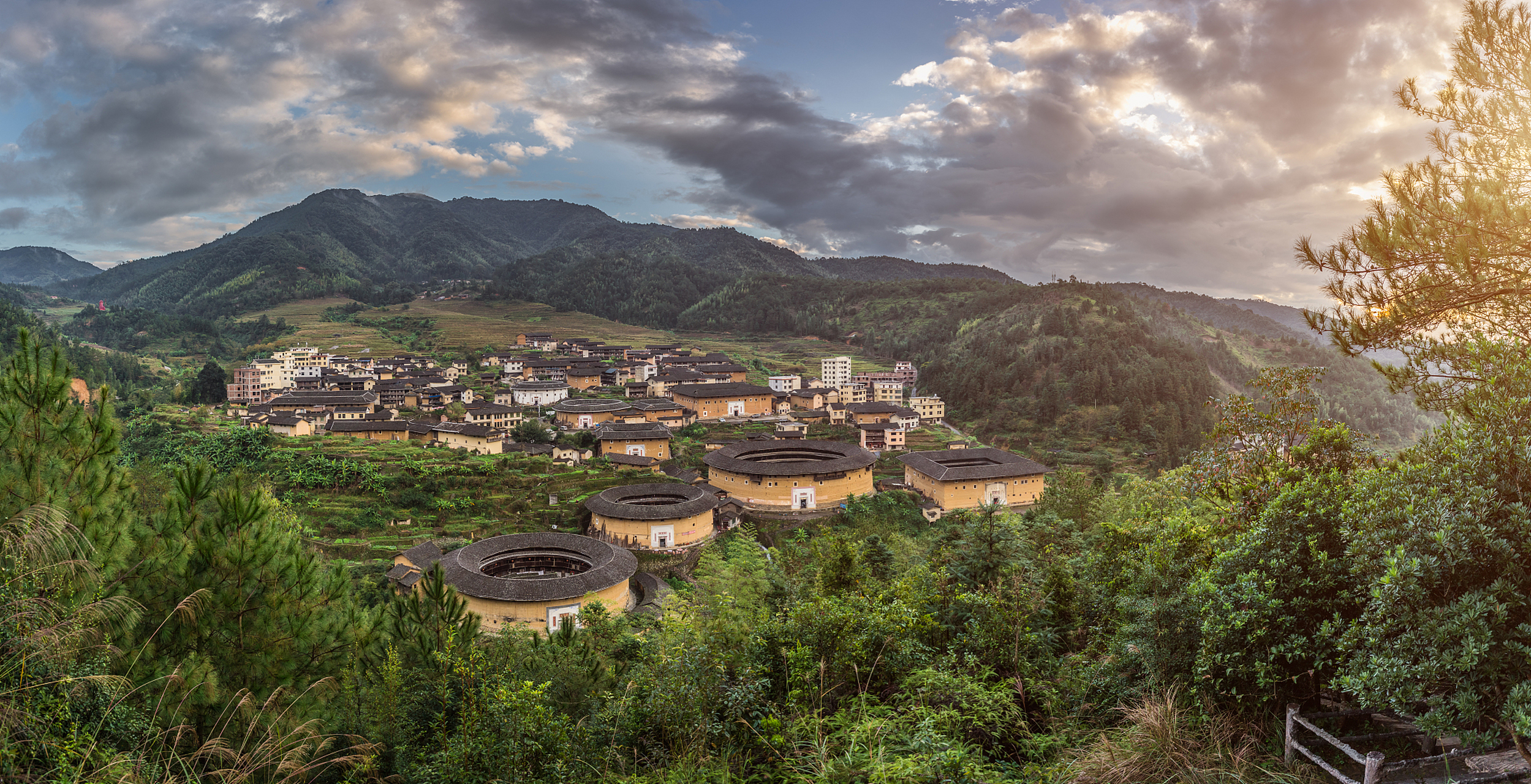 龙岩,这座位于福建西部的城市,以其秀美的自然风光和深厚的文化底蕴