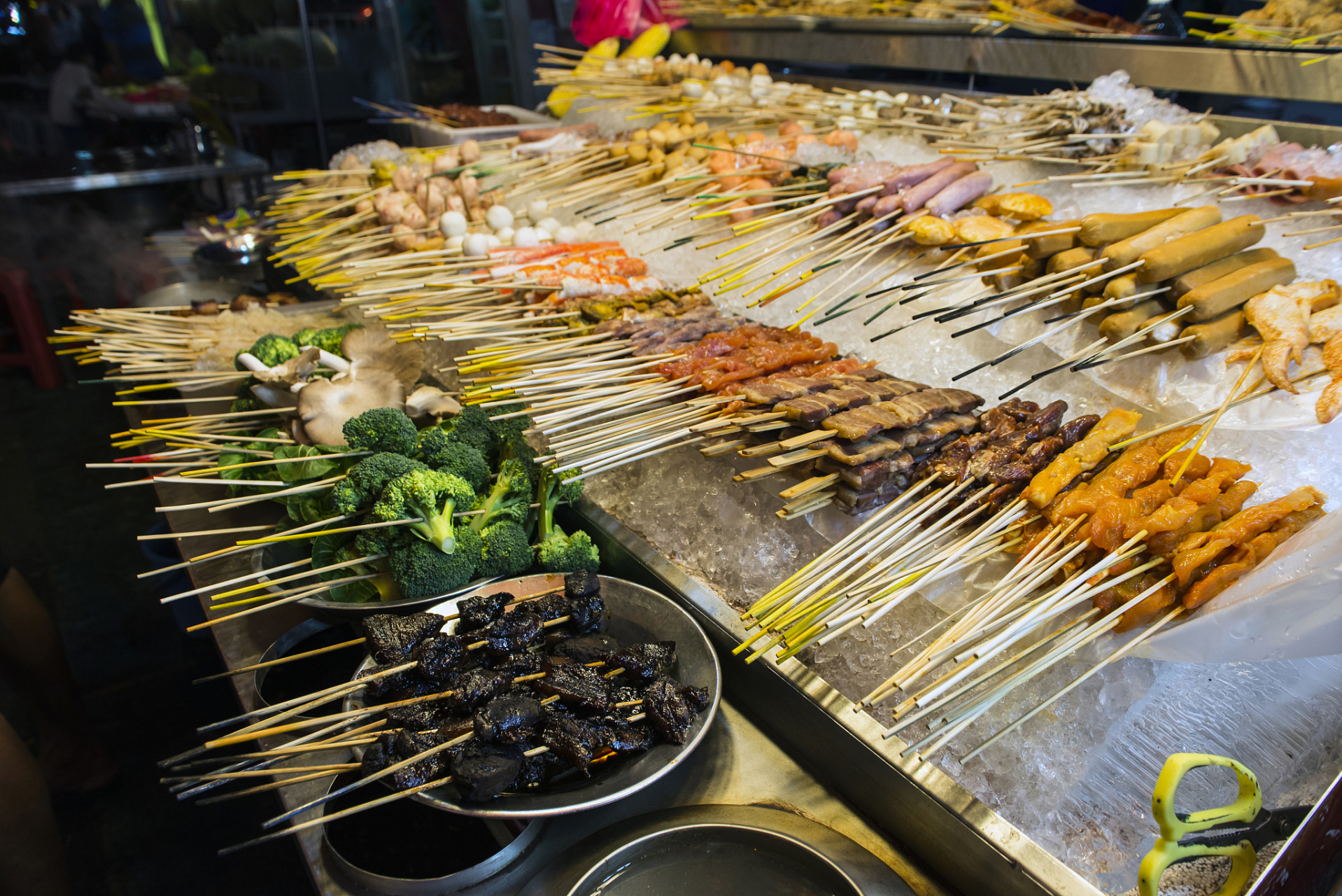 最近山东淄博火热的网红烧烤夜市,吸引了一大波食客慕名而来