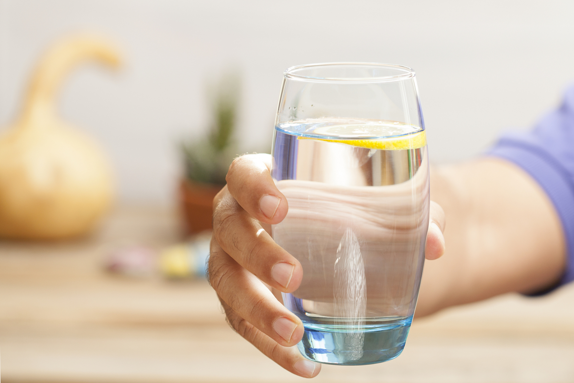 可是水也分很多种,白开水,蜂蜜水,盐水,晨起喝水