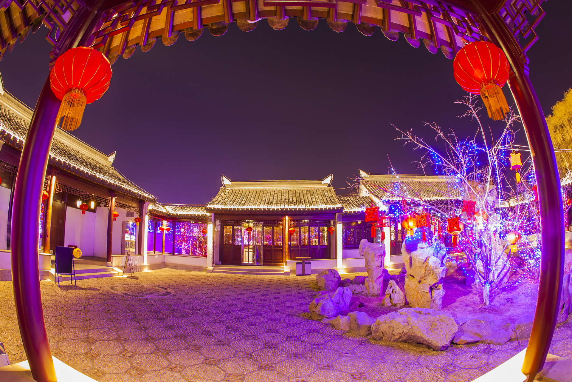 木兰不夜城位于武汉市黄陂区姚家集街杜堂村葛家湾58号,是一个以木兰