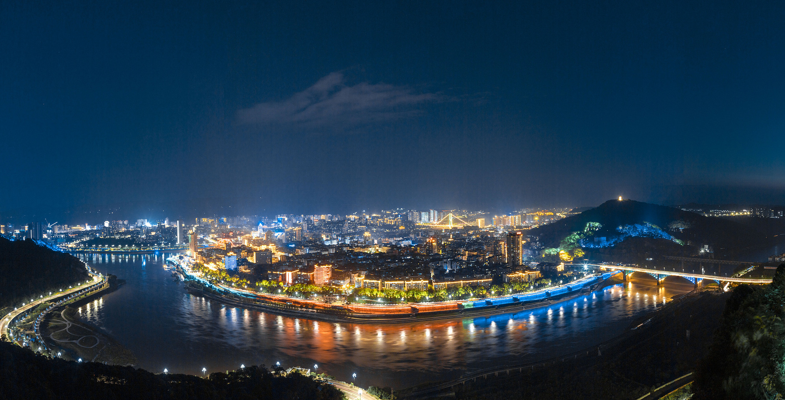 宜宾的小吃可以说是全国闻名的,其中最著名的就是宜宾燃面.