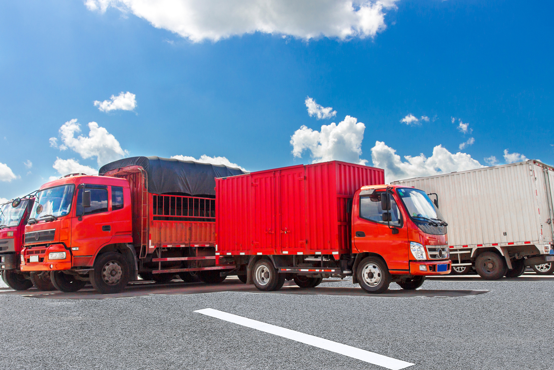 整车载运一批货物的数量,一般以运输车辆标记吨位为基准.