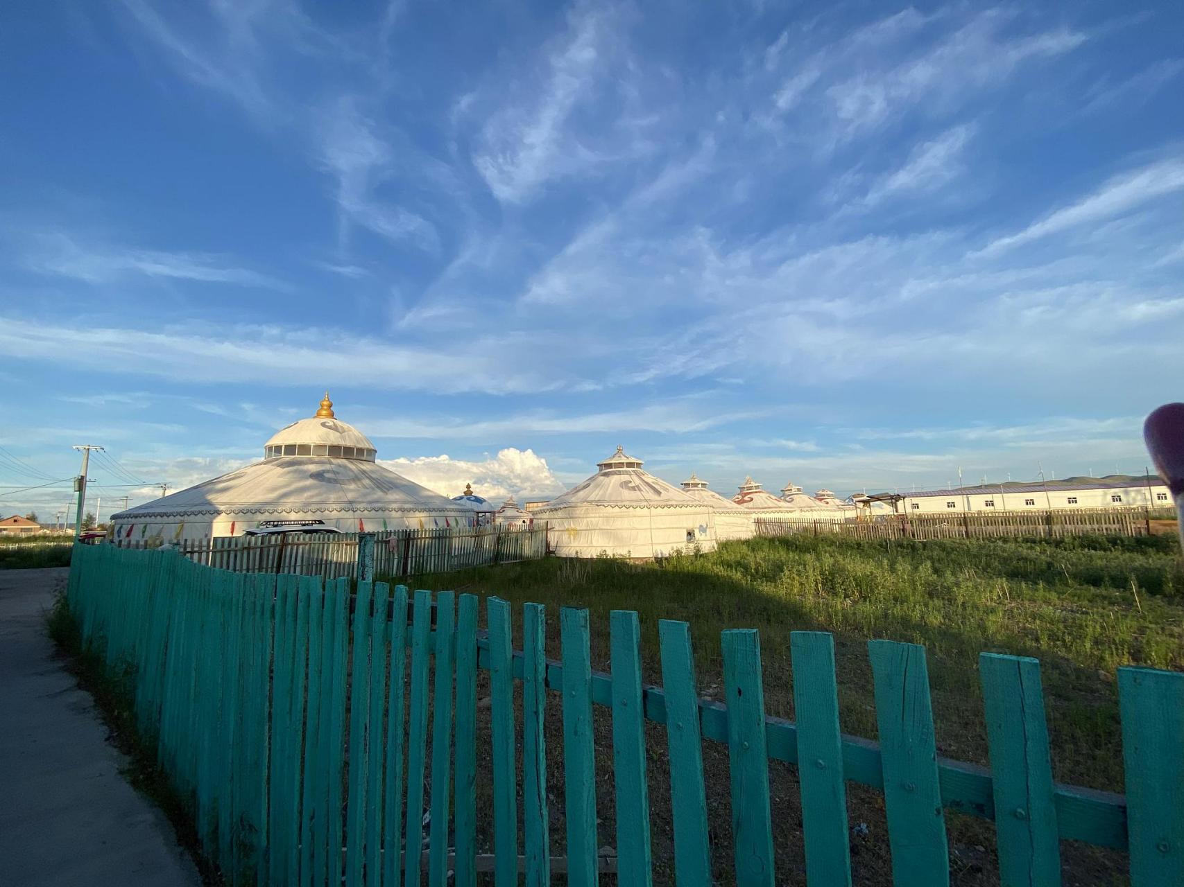 嬉行记# 在敦煌阿克塞哈萨克族自治县的广袤草原上,游牧生活的丰富