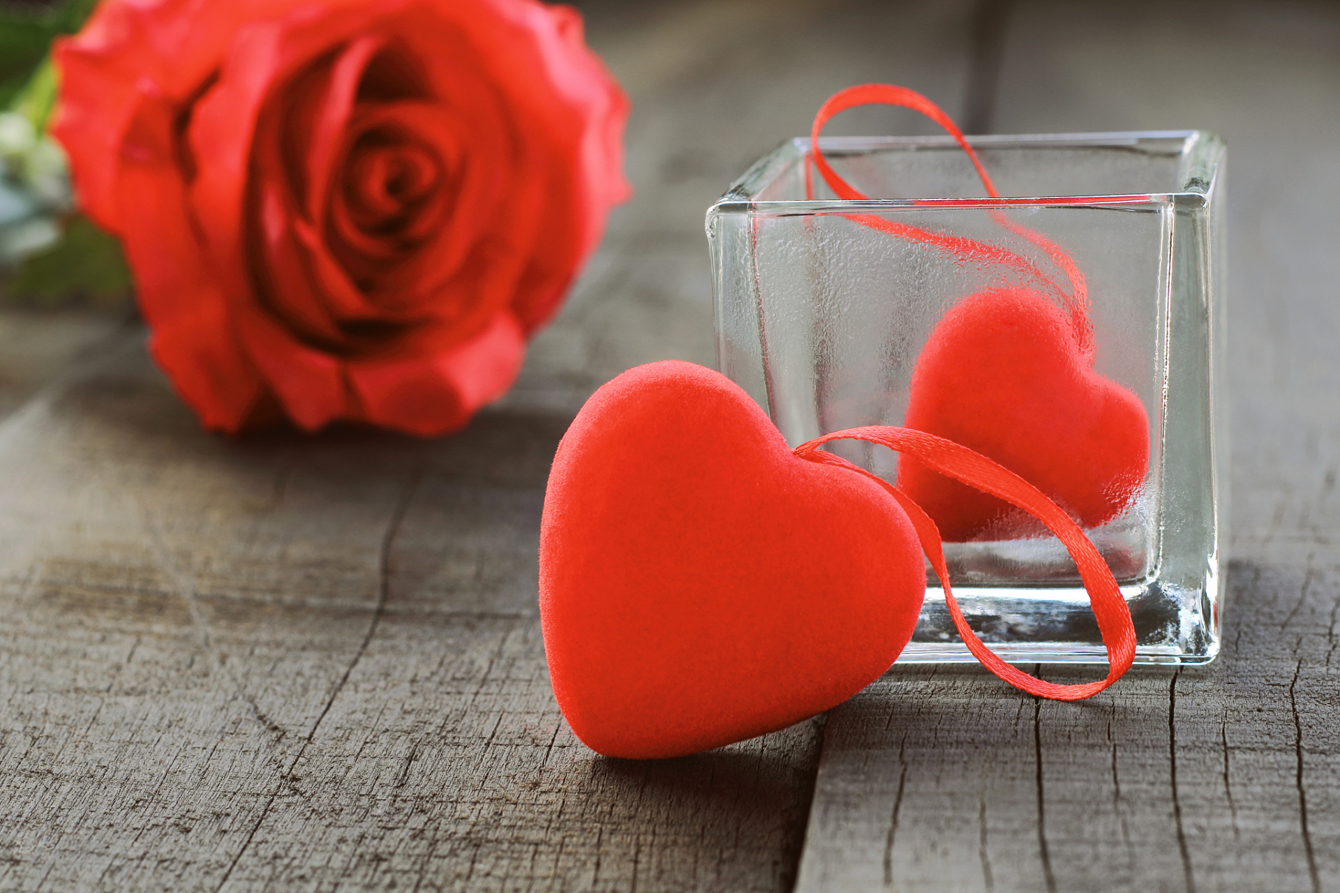 在爱情的世界里,有许多唯美的短句表达了最深的爱意,例如"你是我的