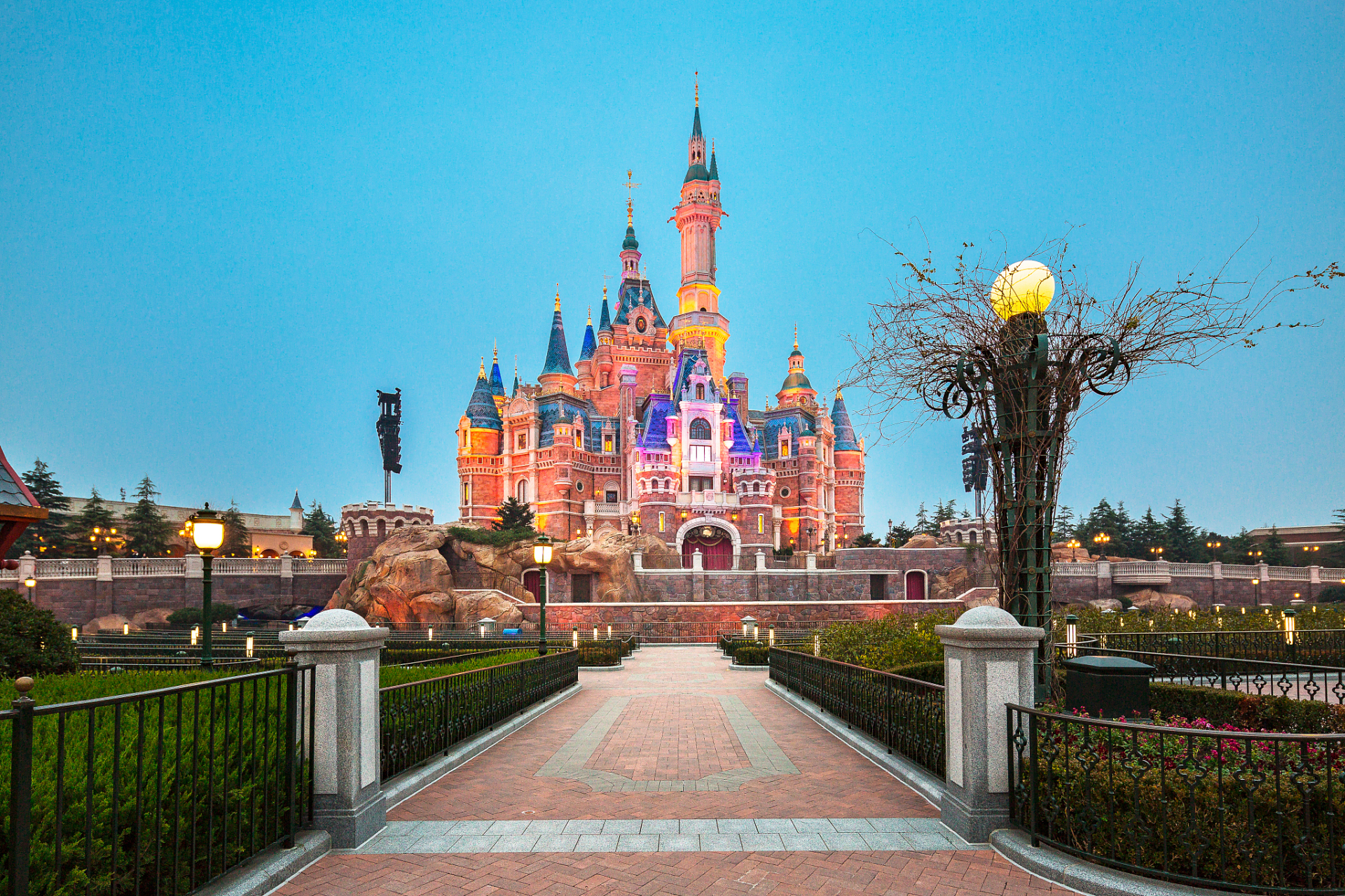 迪士尼乐园由华特·迪士尼创办,一经开放立刻成为世界上最具知名度和