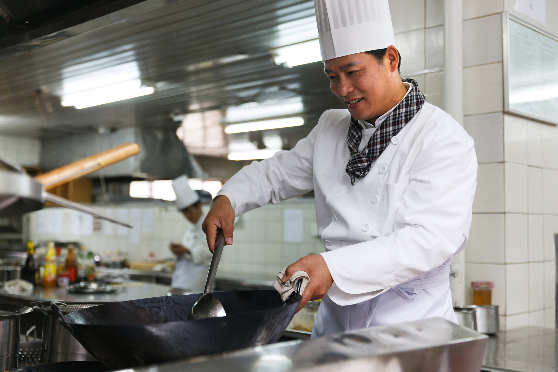 我曾经的工作单位有一位厨师,他负责食堂的工作.虽然他不识字,但他烹