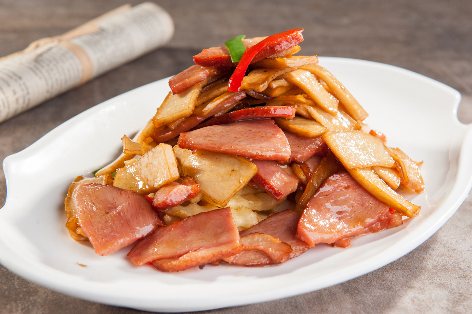 腊肉炒杏鲍菇!准备的食材有腊肉,杏鲍菇,青蒜,红辣椒,油和盐.