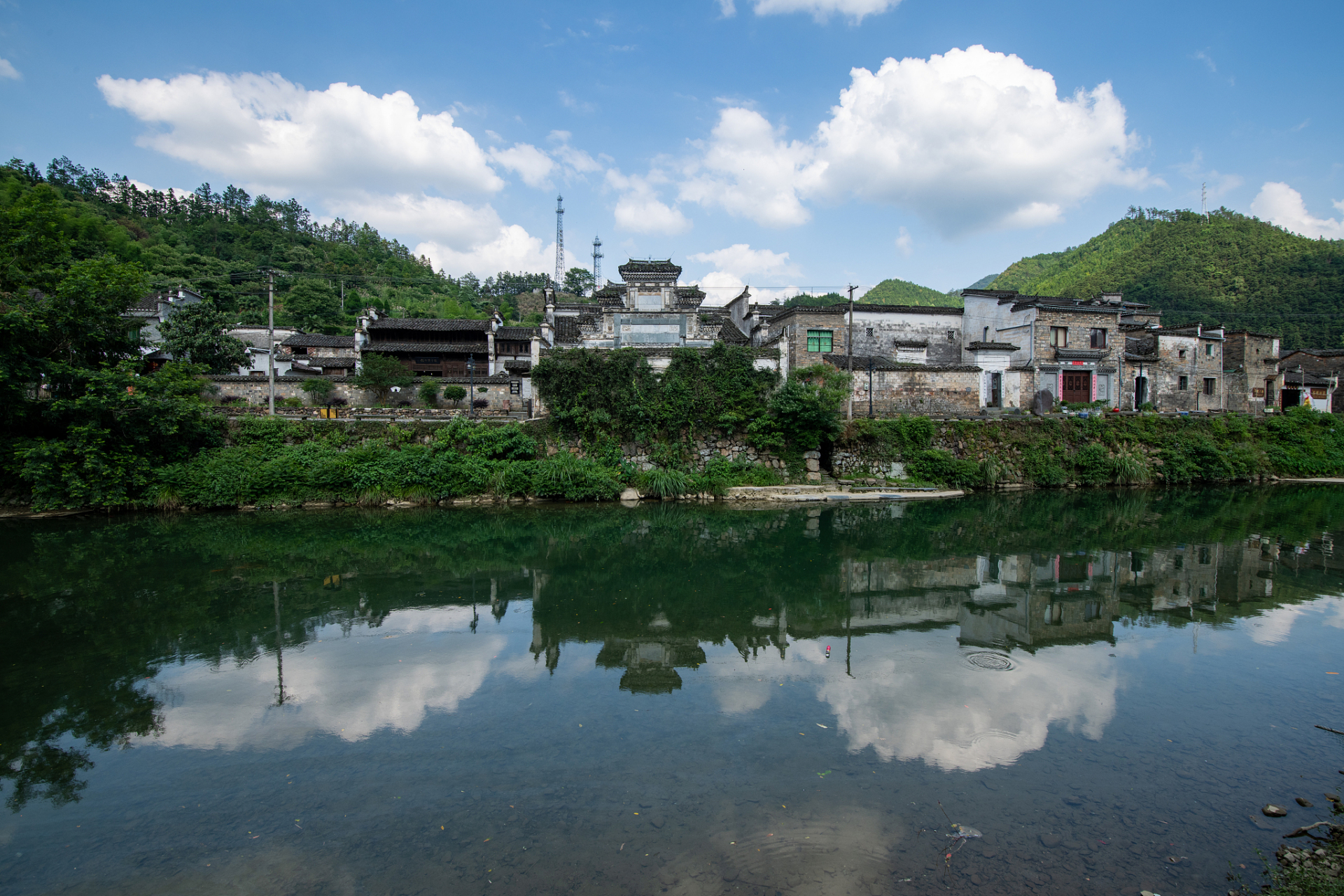 江村风景名胜区位于皖南山区旌德县城西南角15公里处,江村依山傍水,人