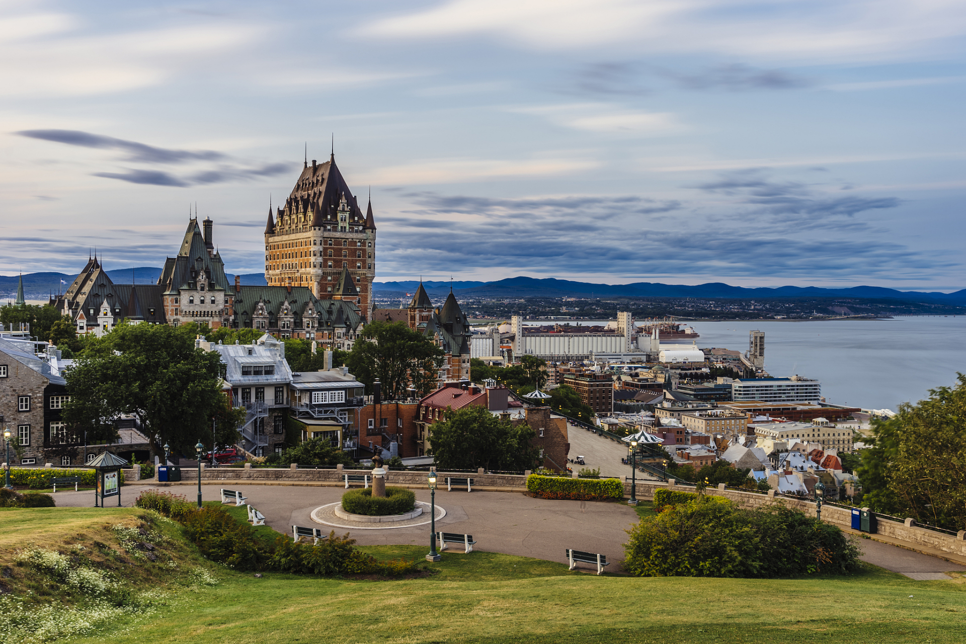 日内瓦七日游攻略:从湖区游览到文化历史,从自然风光到购物体验,这座